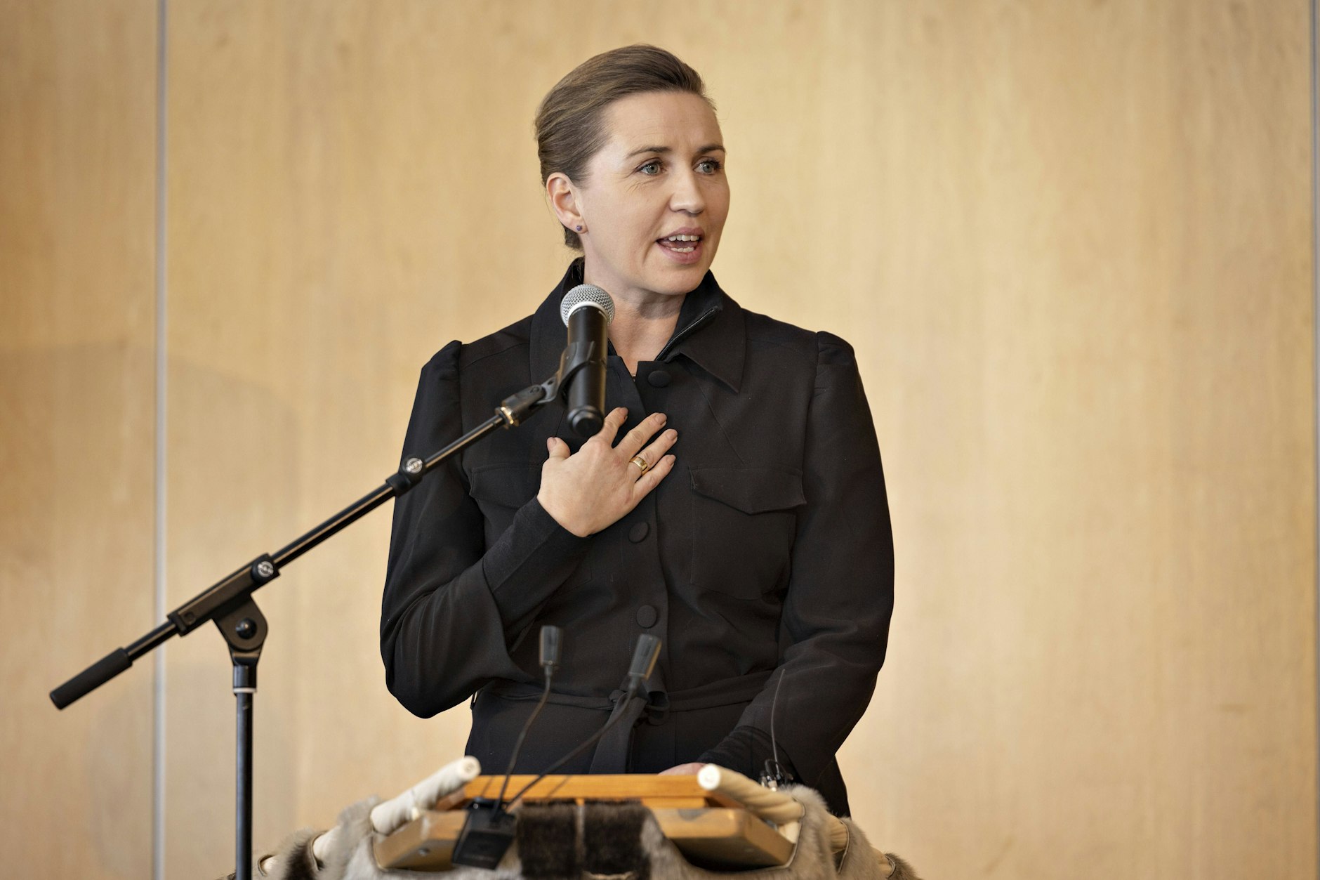 Dänemarks Ministerpräsidentin Mette Frederiksen entschuldigt sich im September offiziell für den Einsatz von Verhütungsspiralen bei grönländischen Frauen ohne deren Wissen.