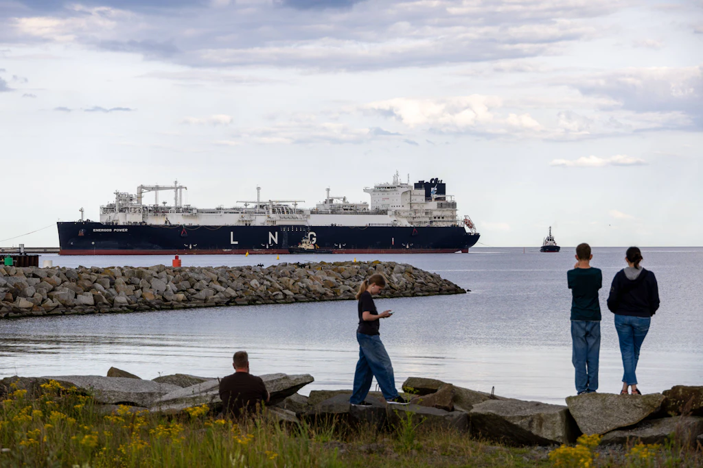 Zur besseren Sicherstellung der Gasversorgung hat die Bundesregierung als Reaktion auf die Energiekrise 2022 insgesamt fünf LNG-Terminals im Norden Deutschlands errichtet.
