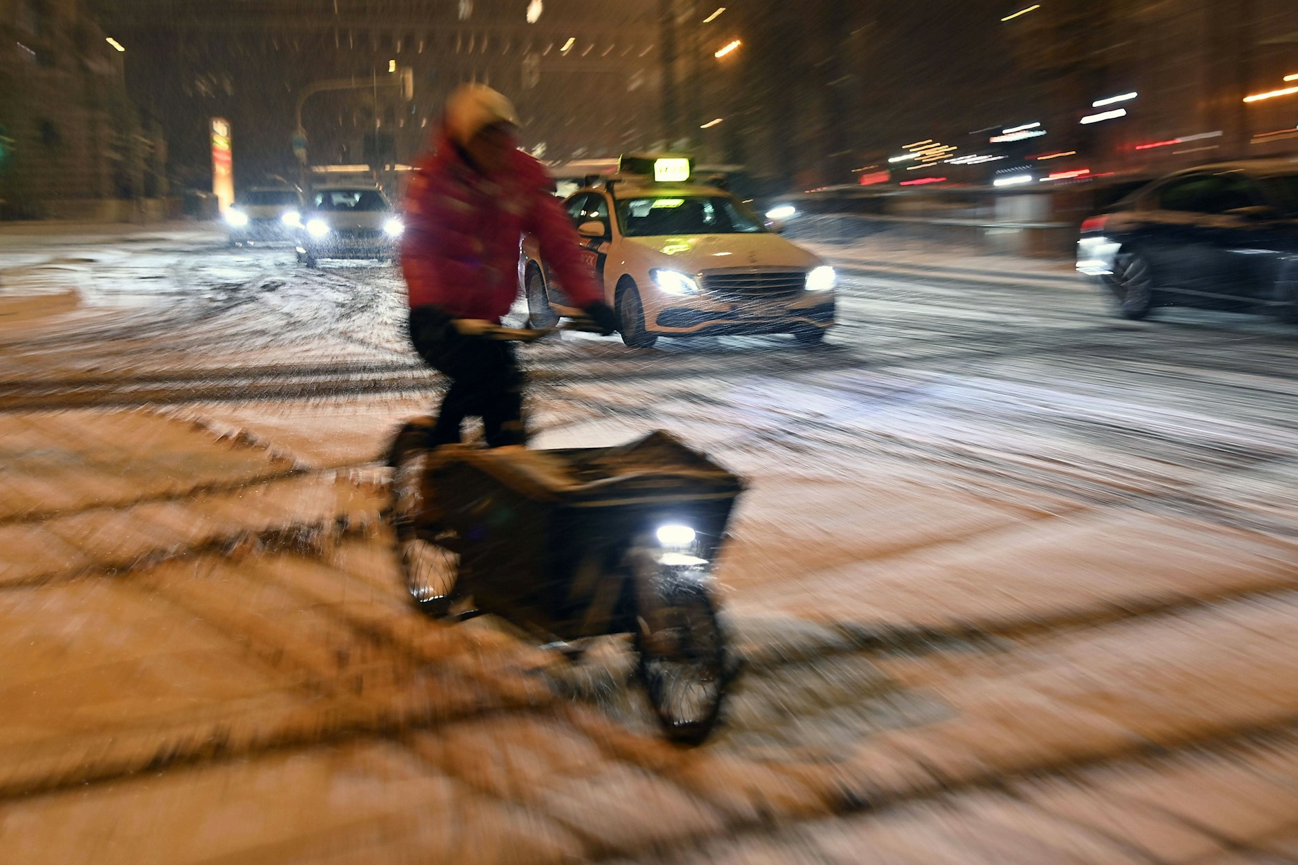 Wer wegen winterlicher Straßenverhältnisse nicht zur Arbeit erscheint, erhält für die ausgefallene Zeit keinen Lohn.
