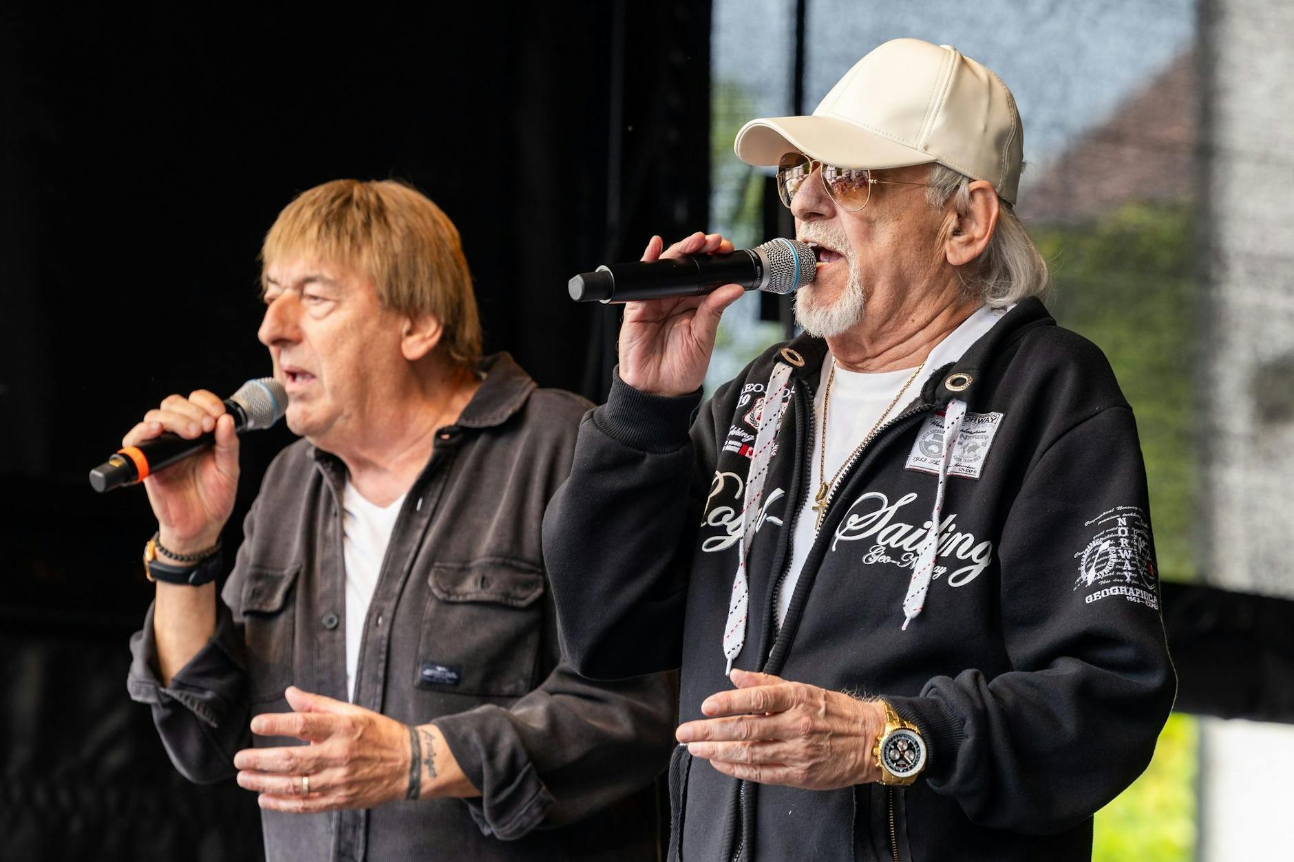 Bernd (l.) und Karl-Heinz Ulrich stehen seit mehr als 50 Jahren auf der Bühne, hier bei einem Auftritt im heimatlichen Hungen (Hessen).