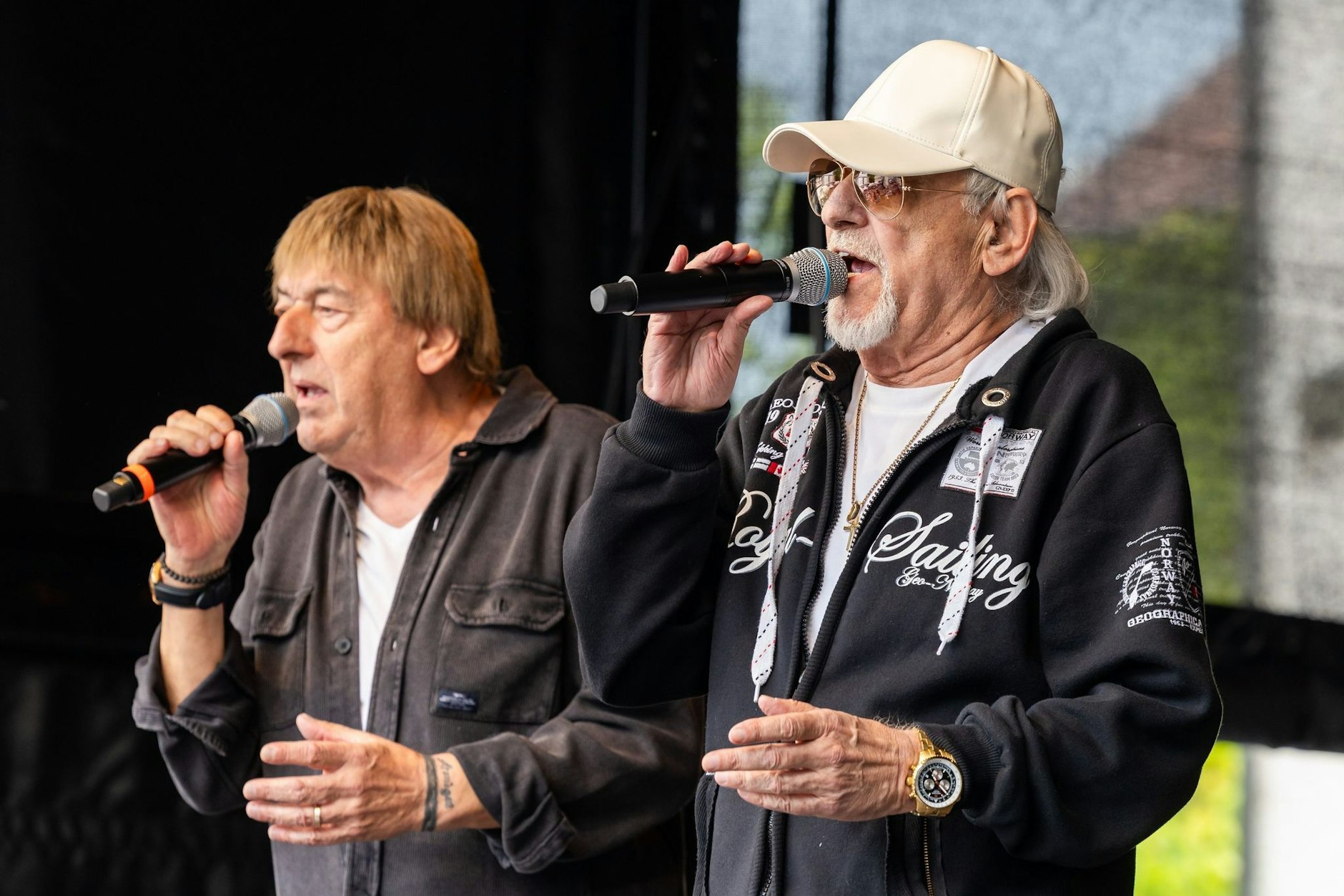Bernd (l.) und Karl-Heinz Ulrich stehen seit mehr als 50 Jahren auf der Bühne, hier bei einem Auftritt im heimatlichen Hungen (Hessen).