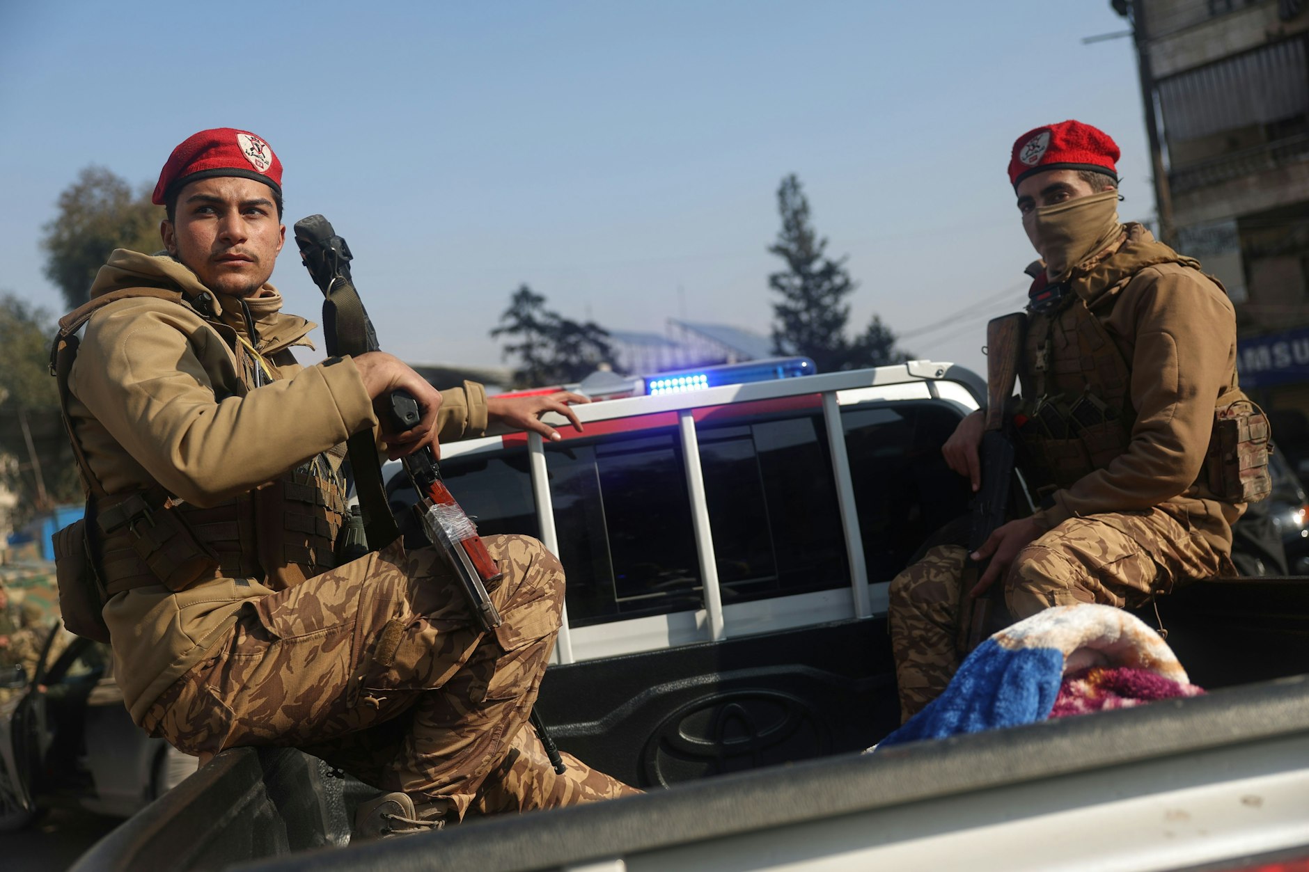 Angehörige der syrischen Regierungstruppen übernehmen das Viertel Achrafieh von kurdischen Kämpfern, nachdem sie es drei Tage lang belagert haben.