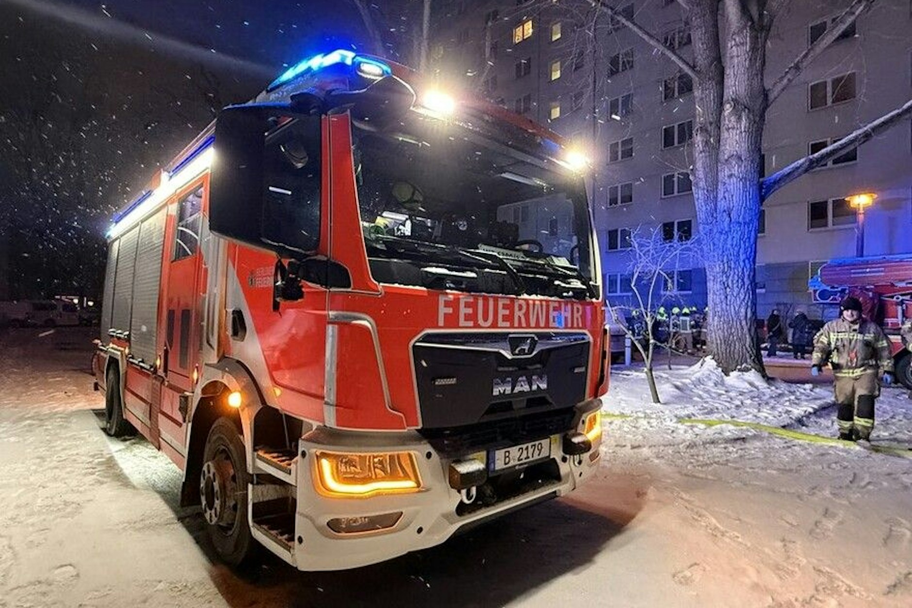 Die Berliner Feuerwehr fand bei einem Einsatz am Donnerstag in Prenzlauer Berg eine Leiche.