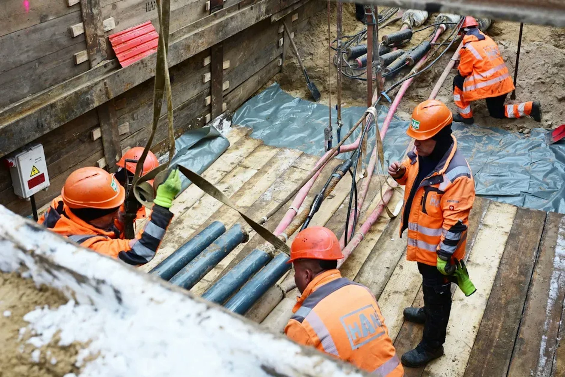 Bauarbeiter am Umspannwerk Argentinische Allee arbeiten unter Hochdruck an einer neuen Strom-Brücke,