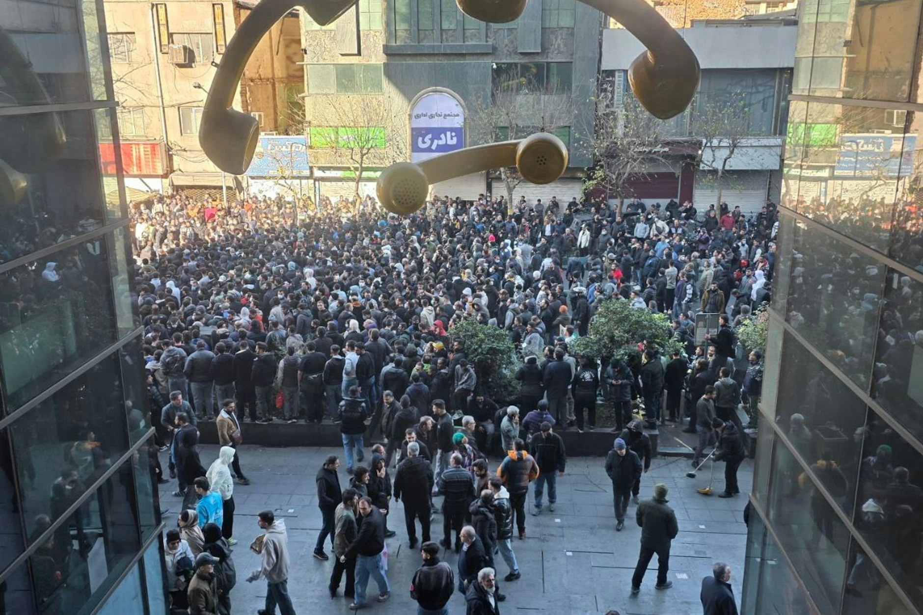 Die Proteste gegen die iranische Regierung erreichen neue Ausmaße: Demonstrierende legen Brände und errichten Barrikaden. Erste Todesopfer sind zu beklagen.