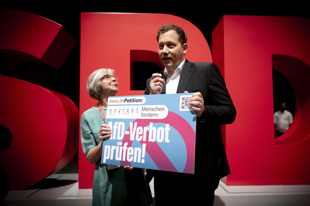 Vizekanzler Lars Klingbeil nimmt eine Petition für die Prüfung eines AfD-Verbotes entgegen.