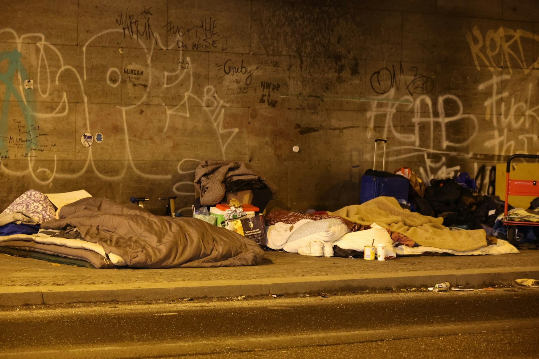 Die Nächte werden immer kälter und das bedeutet für viele Obdachlose in der Stadt, dass es ein großes Risiko ist, im Freien unter Brücken zu schlafen.