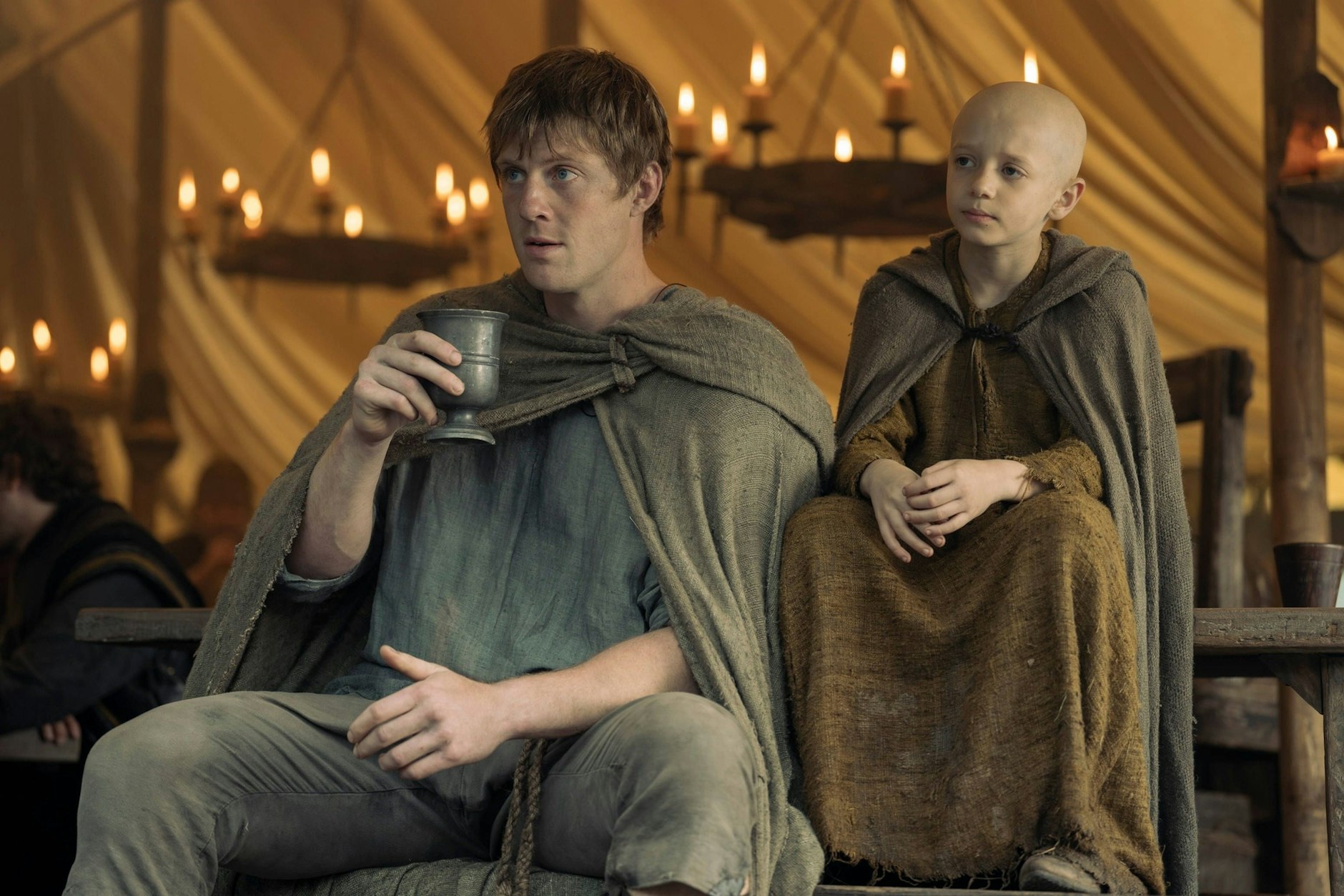 Dexter Sol Ansell und Peter Claffey in „A Knight Of The Seven Kingdoms“.