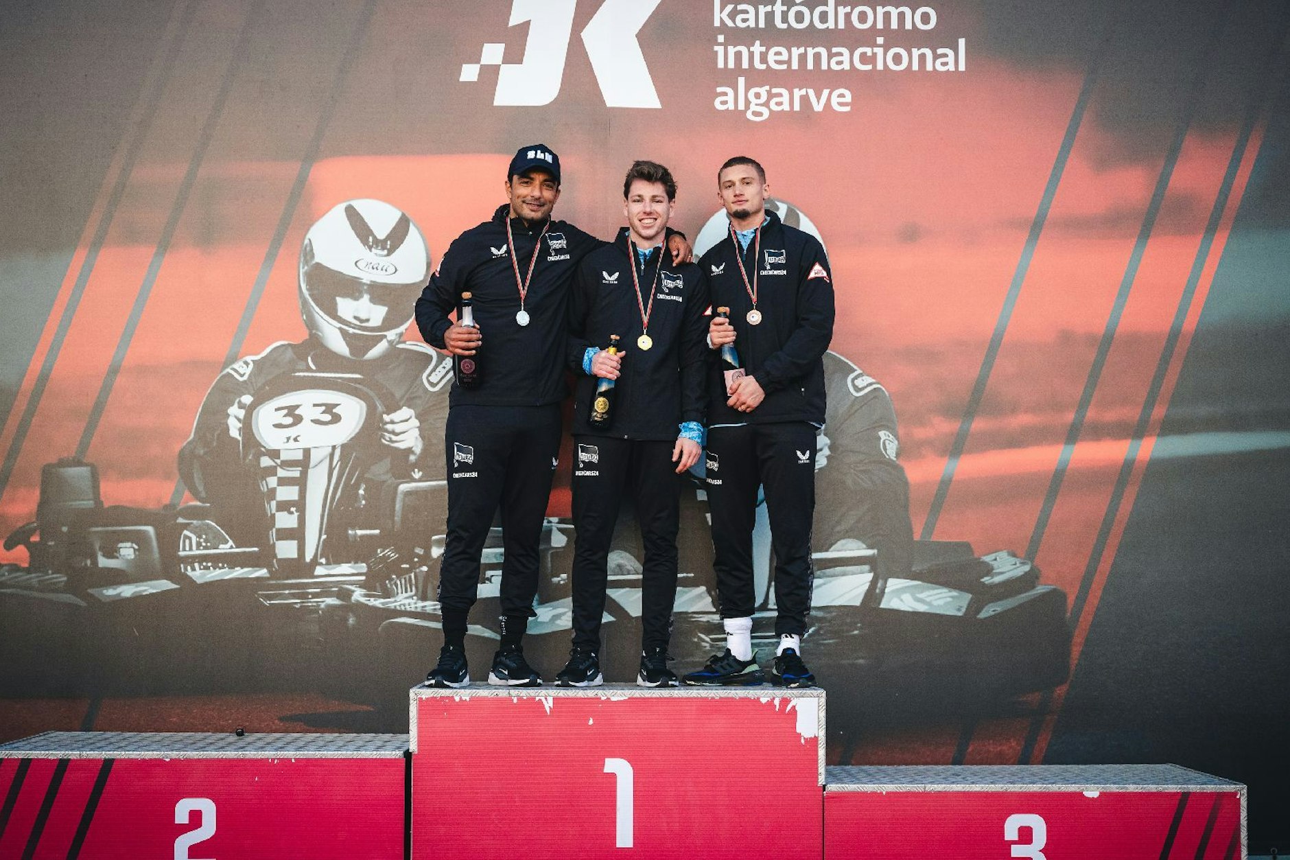 Leon Jensen (M.) ist Herthas König im Kart-Rennen. Er gewann den Algarve-Cup vor Sami Allagui und Michael Cuisance.