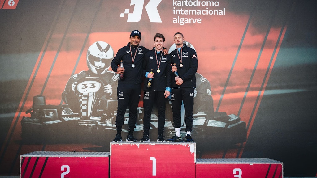 Kart-K-nig-Leon-wann-gibt-Jensen-Vollgas-auf-dem-Rasen-