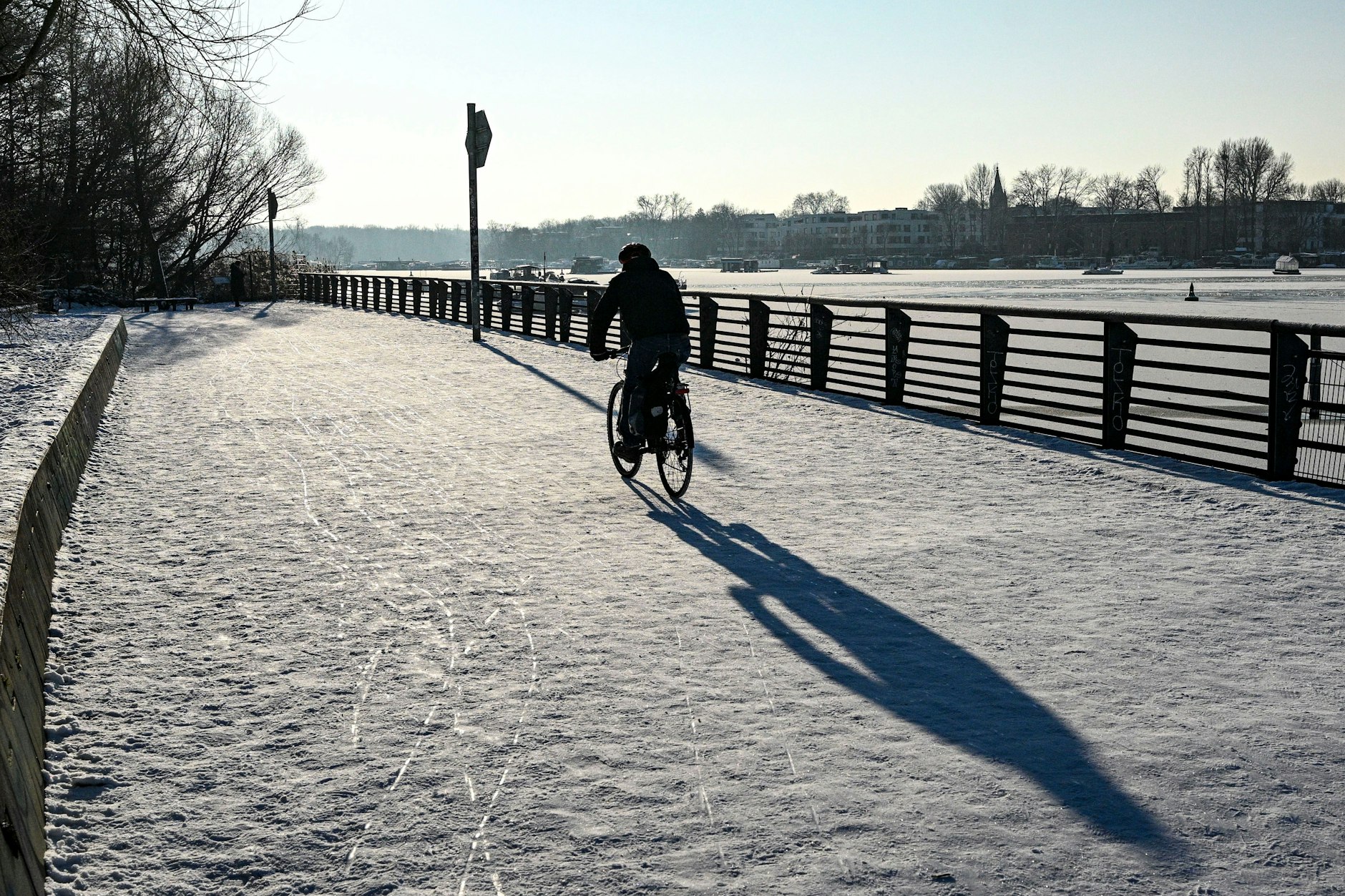 Ein Radfahrer auf dem vereisten Ufer der Rummelsburger Bucht