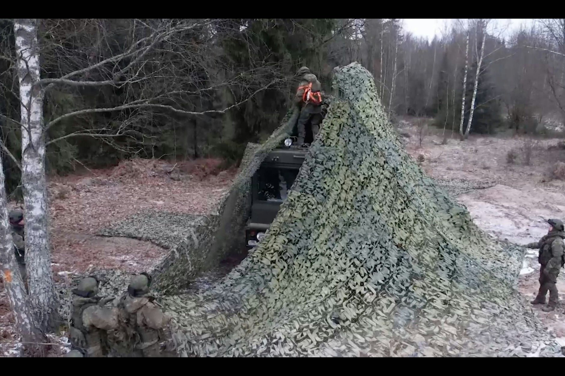 Russische Soldaten mit einer Oreschnik-Rakete in Belarus