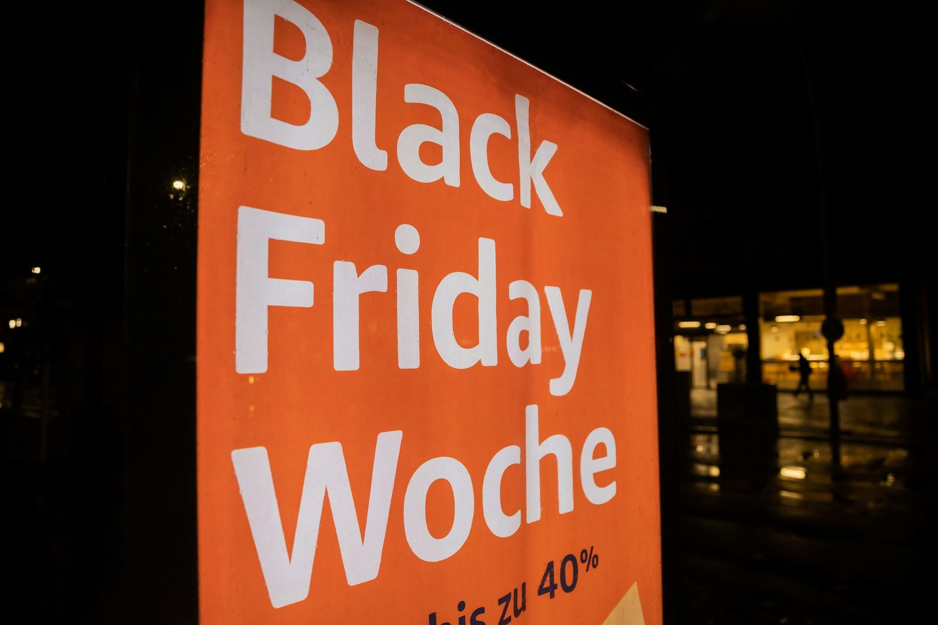 Solche Plakate wie die Black-Friday-Reklame eines Online-Versandhändlers an der Bundesallee sollen verboten werden.