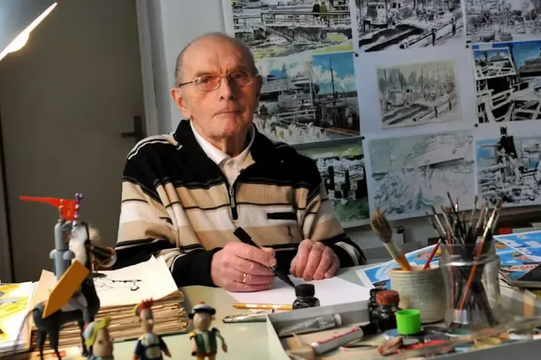 Hannes Hegen am Schreibtisch in seinem Haus in Karlshorst, in dem sich das Atelier befand (2010).