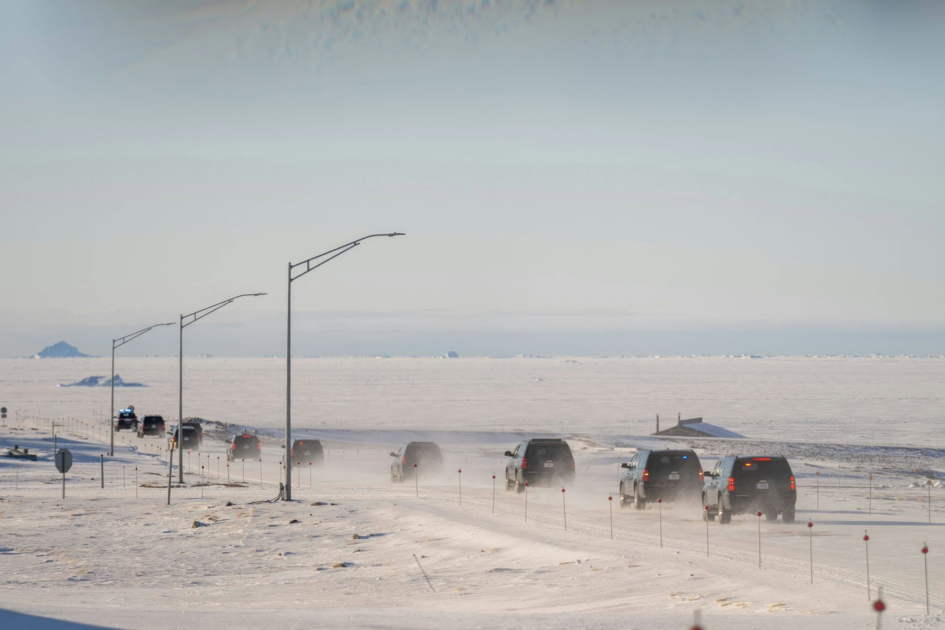 Der Konvoi von US-Vizepräsident J.D. Vance auf dem Weg zur Pituffik Space Force Base in Grönland im März 2025. Seine Äußerungen zum Status des Gebiets sorgten für Kritik aus Dänemark