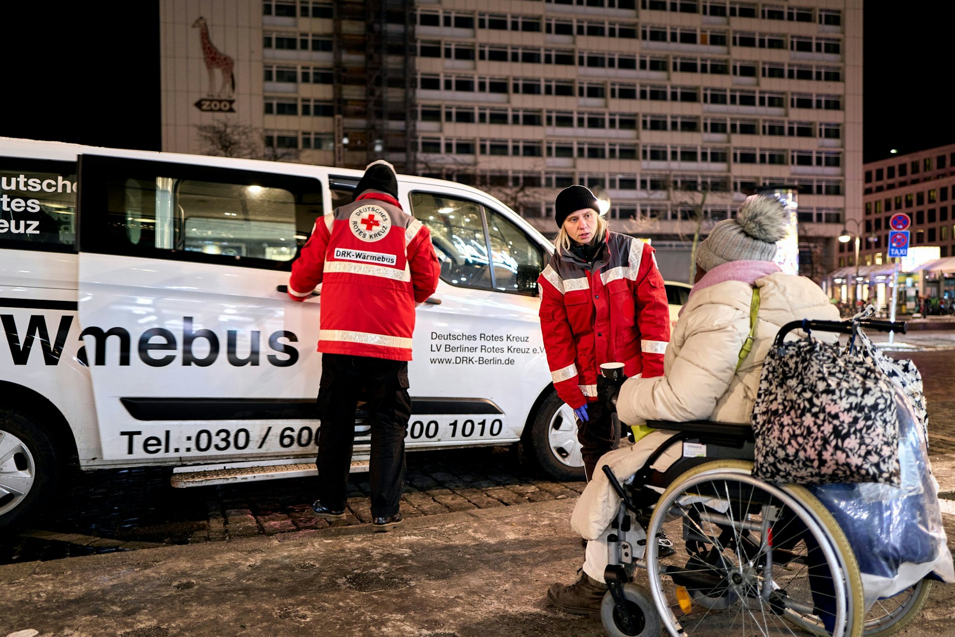 Die DRK-Wärmebus-Helferin Lisa Wiedemann trifft vor der S-Bahn-Station Zoologischer Garten auf die obdachlose Frau Lucia, die den Wärmebus angerufen hat, um in eine Notunterkunft gebracht zu werden.