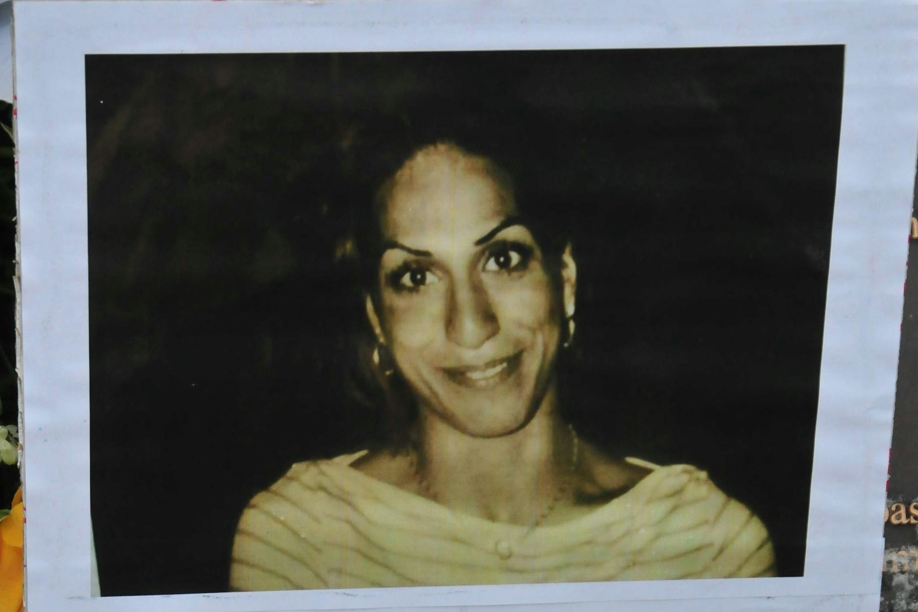 Eine Gedenktafel für Hatun Sürücü am Tatort in Tempelhof