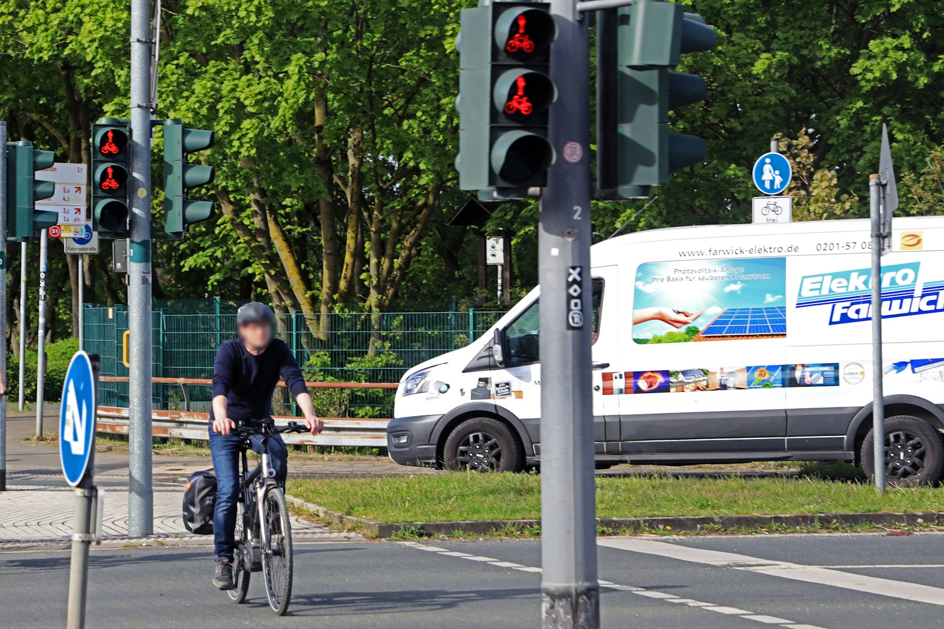 Das Rotlicht schert diesen Radfahrer nicht - das kann teuer werden.