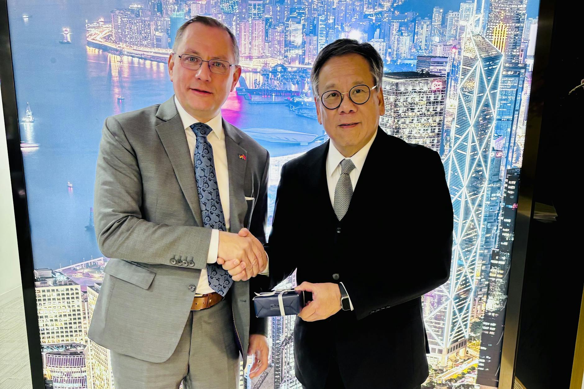 Tino Chrupalla mit Algernon Yau, Minister für Handel und wirtschaftliche Entwicklung von Hongkong