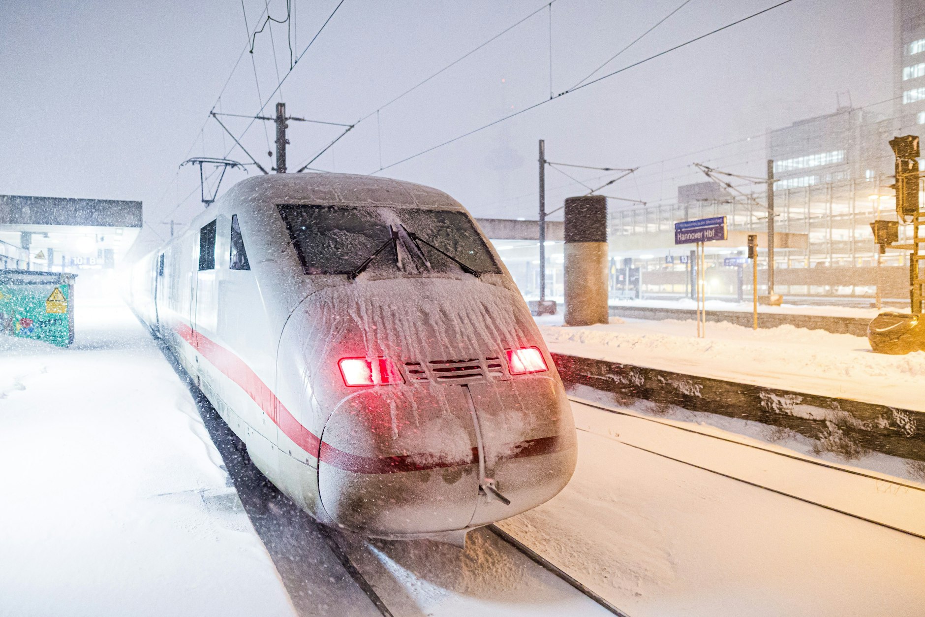 Ein vereister ICE steht am 9. Januar am Hauptbahnhof in Hannover.