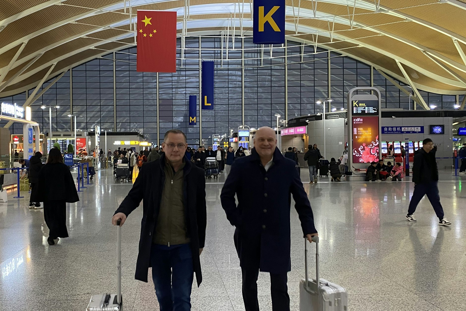 Tino Chrupalla und Enrico Komning am Flughafen in Shanghai