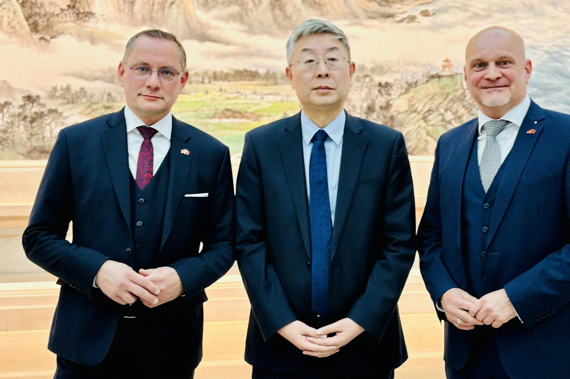 Tino Chrupalla (l.), Ma Hui, Vize-Minister der Internationalen Abteilung des Zentralkomitees der KP China, und Enrico Komning