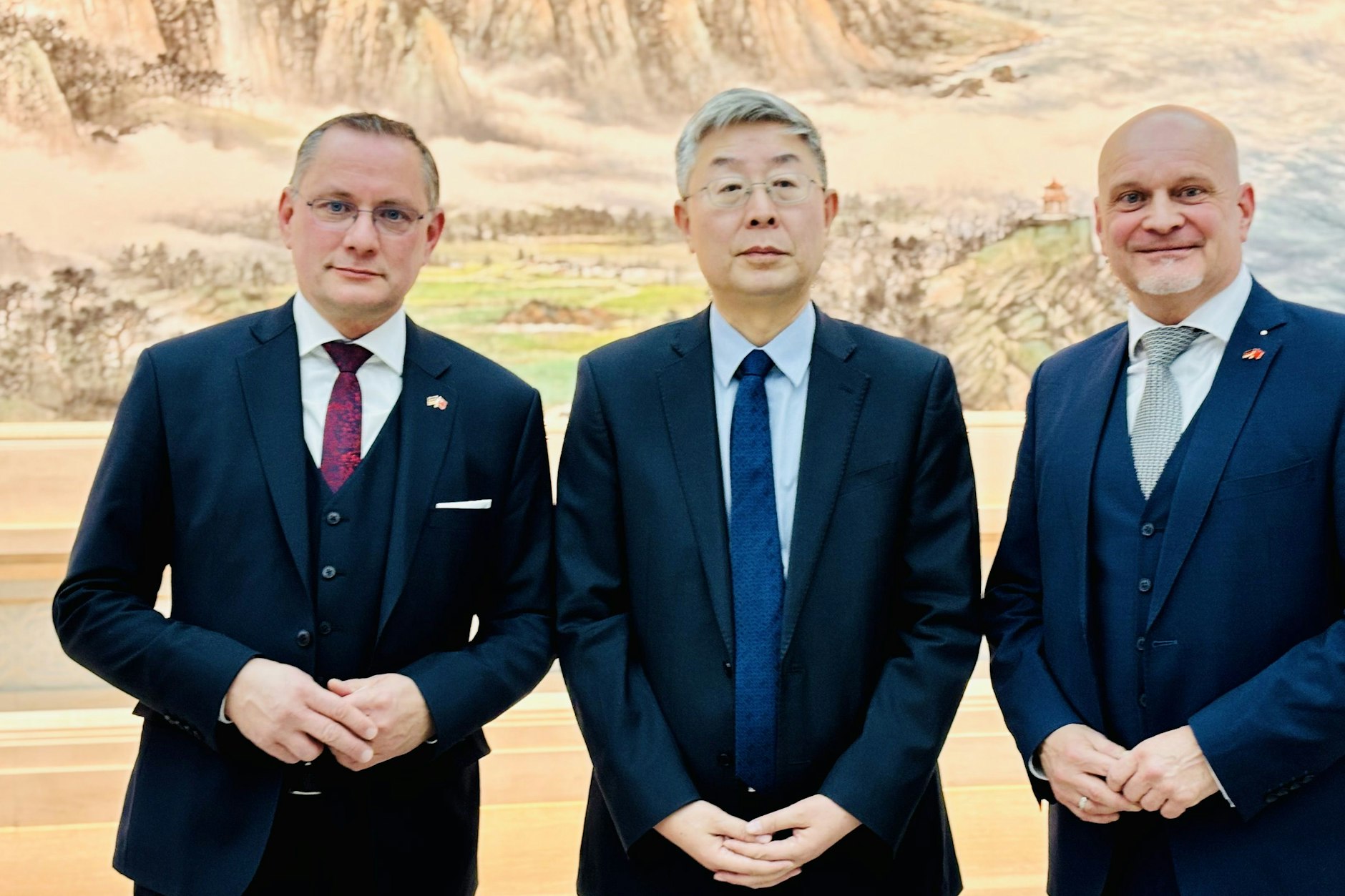 Tino Chrupalla, Ma Hui, Vize-Minister der Internationalen Abteilung des Zentralkomitees der KP China (IDCPC) und Enrico Komning