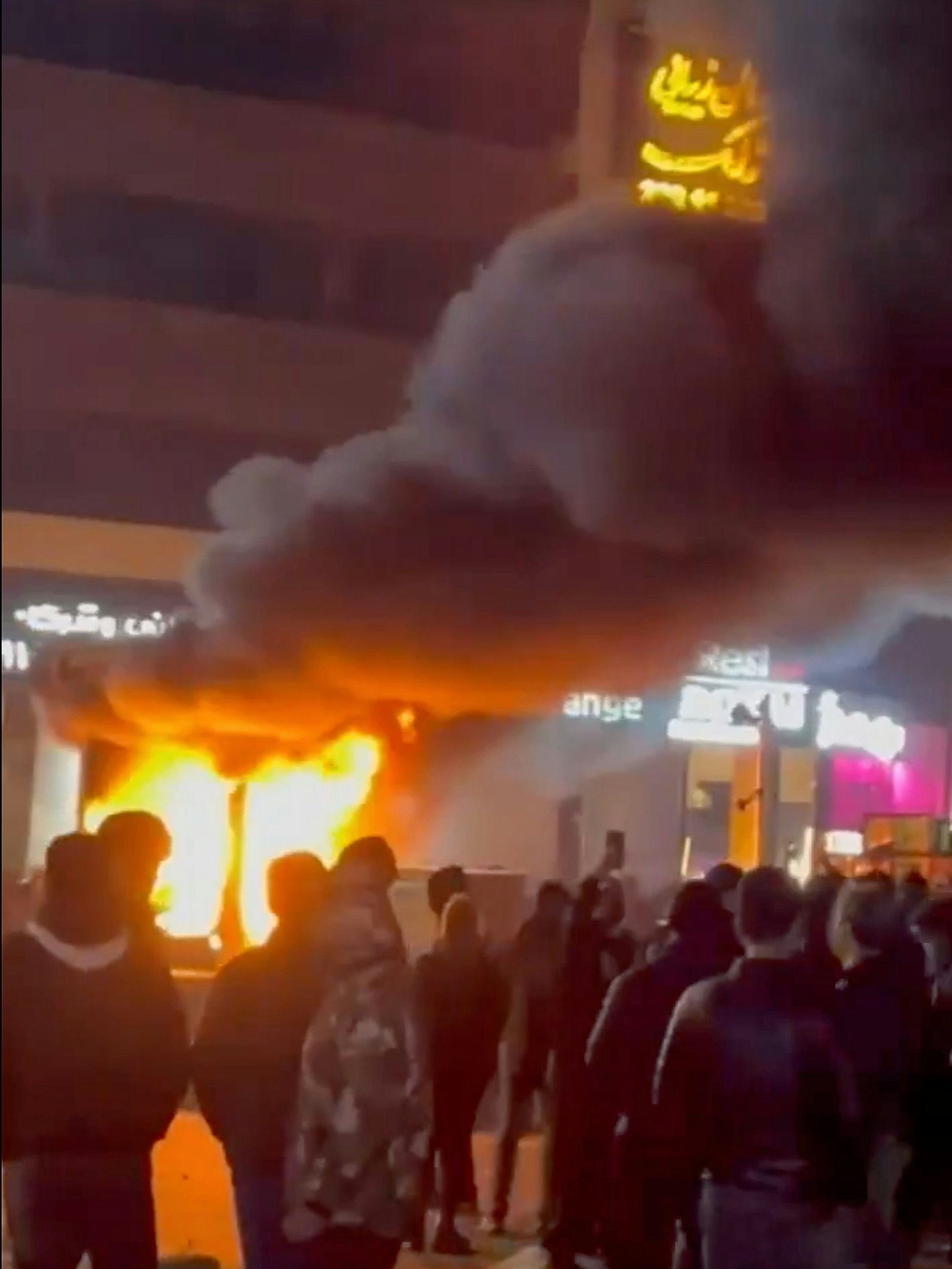 Teheran: Dieser Ausschnitt aus einem Video, das von einer Person aufgenommen wurde, die nicht bei The Associated Press angestellt ist und von AP außerhalb des Irans erhalten wurde, zeigt ein Feuer, während Menschen protestieren.