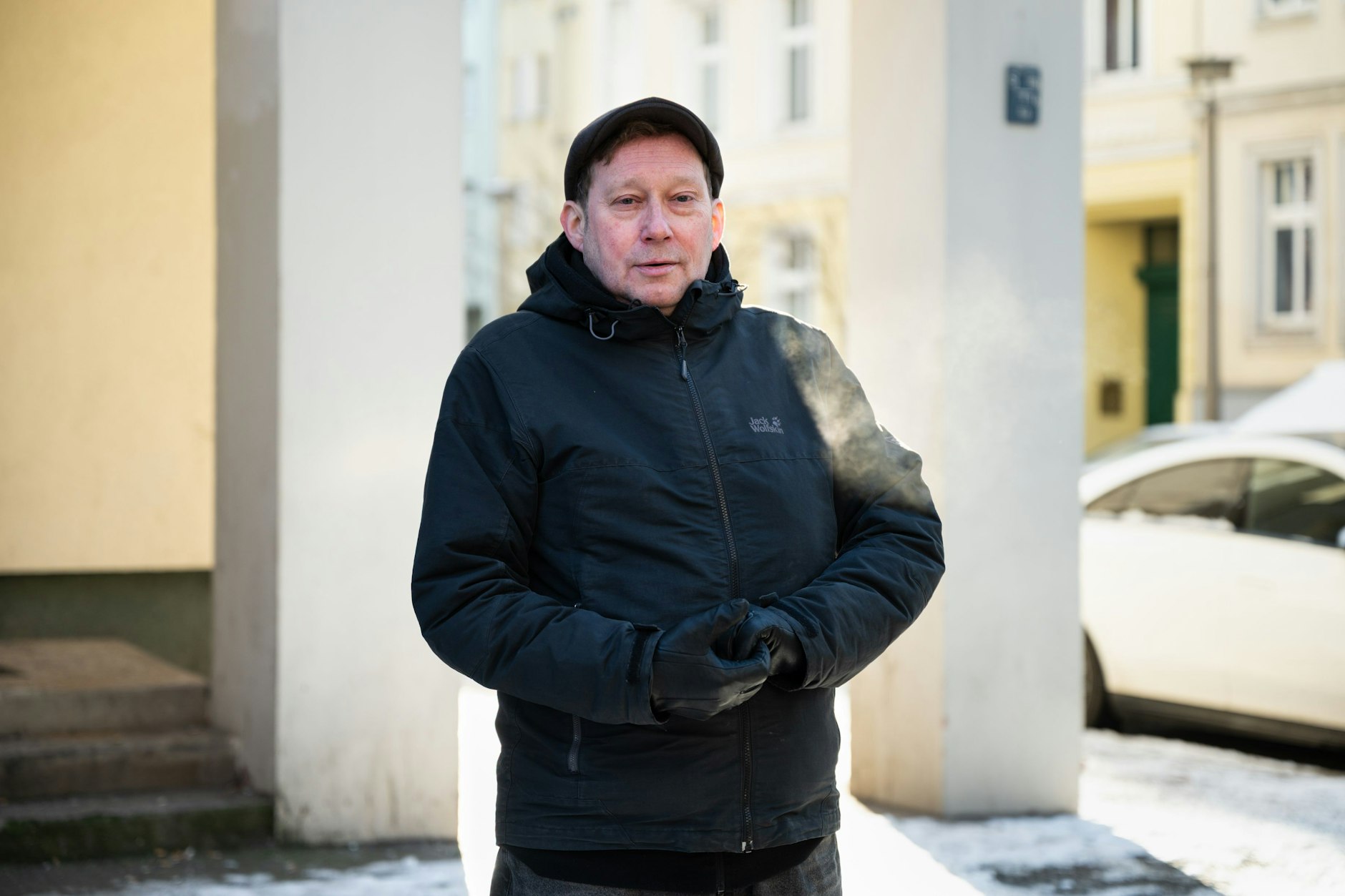 Harrt bei strengem Frost in kalter Wohnung aus: Daniel Diekmann vor der Habersaathstraße 40.