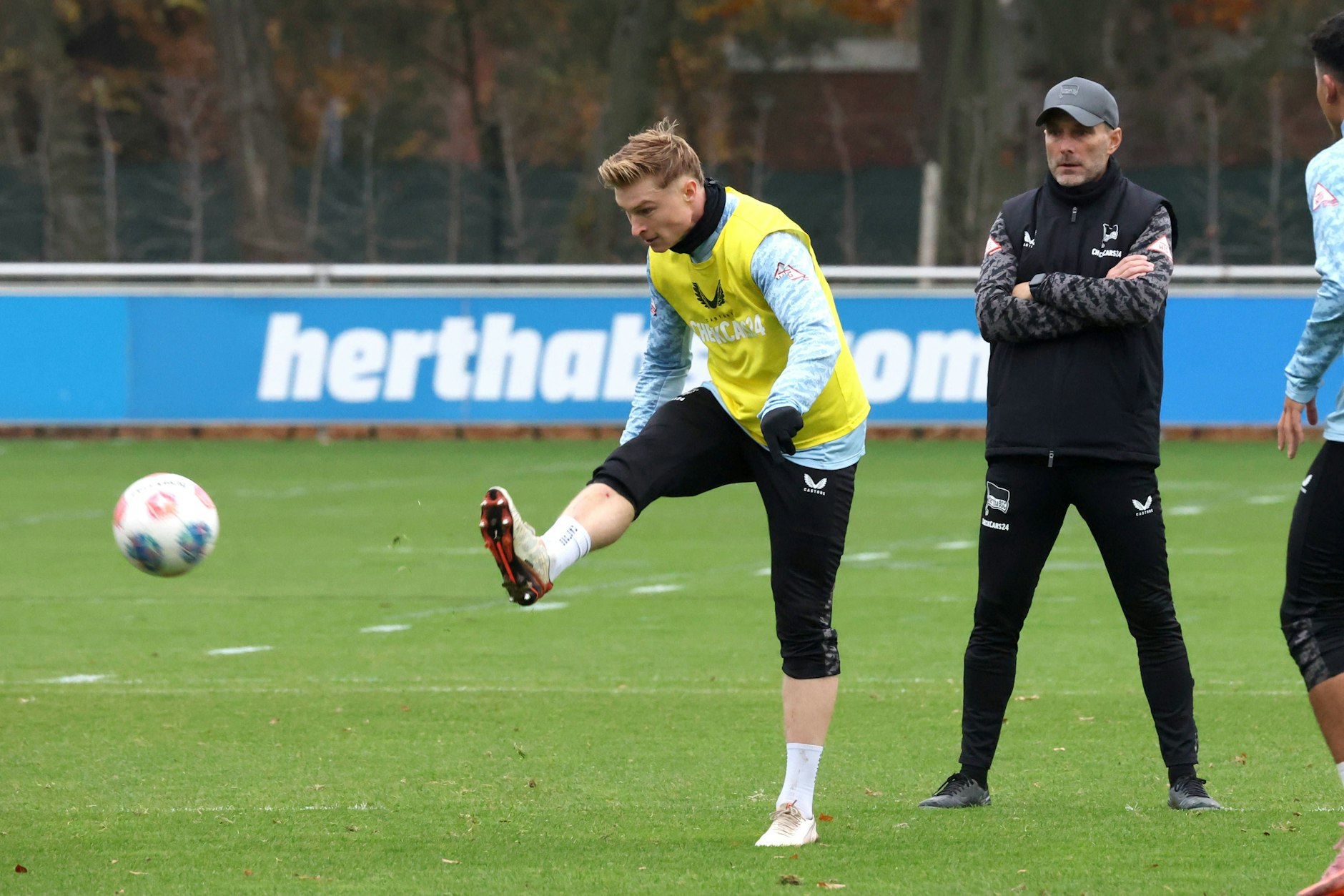 Hertha-Trainer Stefan Leitl beobachtet die Leistungen von Julian Eitschberger genau. 