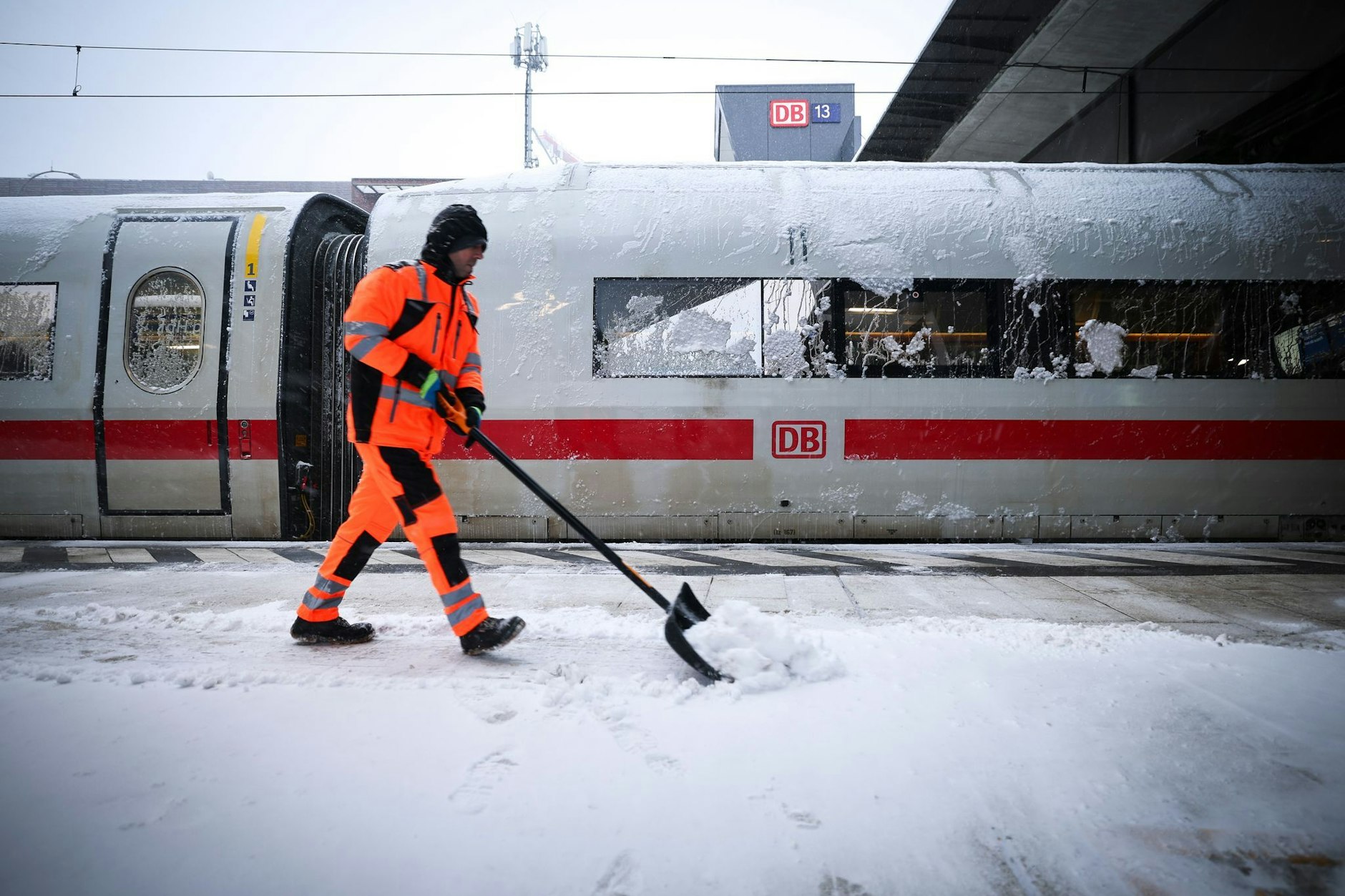 Die Deutsche Bahn hat wegen des stürmischen Winterwetters den Fernverkehr im Norden teils eingestellt.