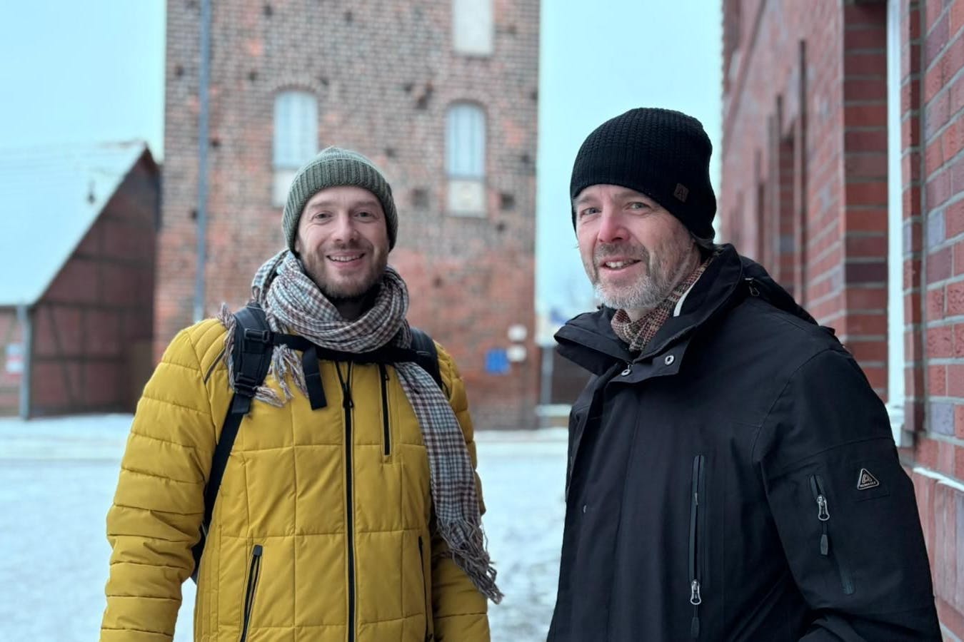 Jan Christlieb (l.) und Christian Soult vor dem Community-Büro am Steintor in Wittenberge.