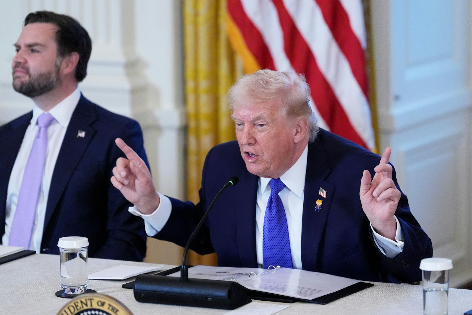 09.01.2026, USA, Washington: US-Präsident Donald Trump beantwortet Fragen von Reportern zusammen mit Vizepräsident JD Vance (l) während eines Treffens mit Ölmanagern im East Room des Weißen Hauses.