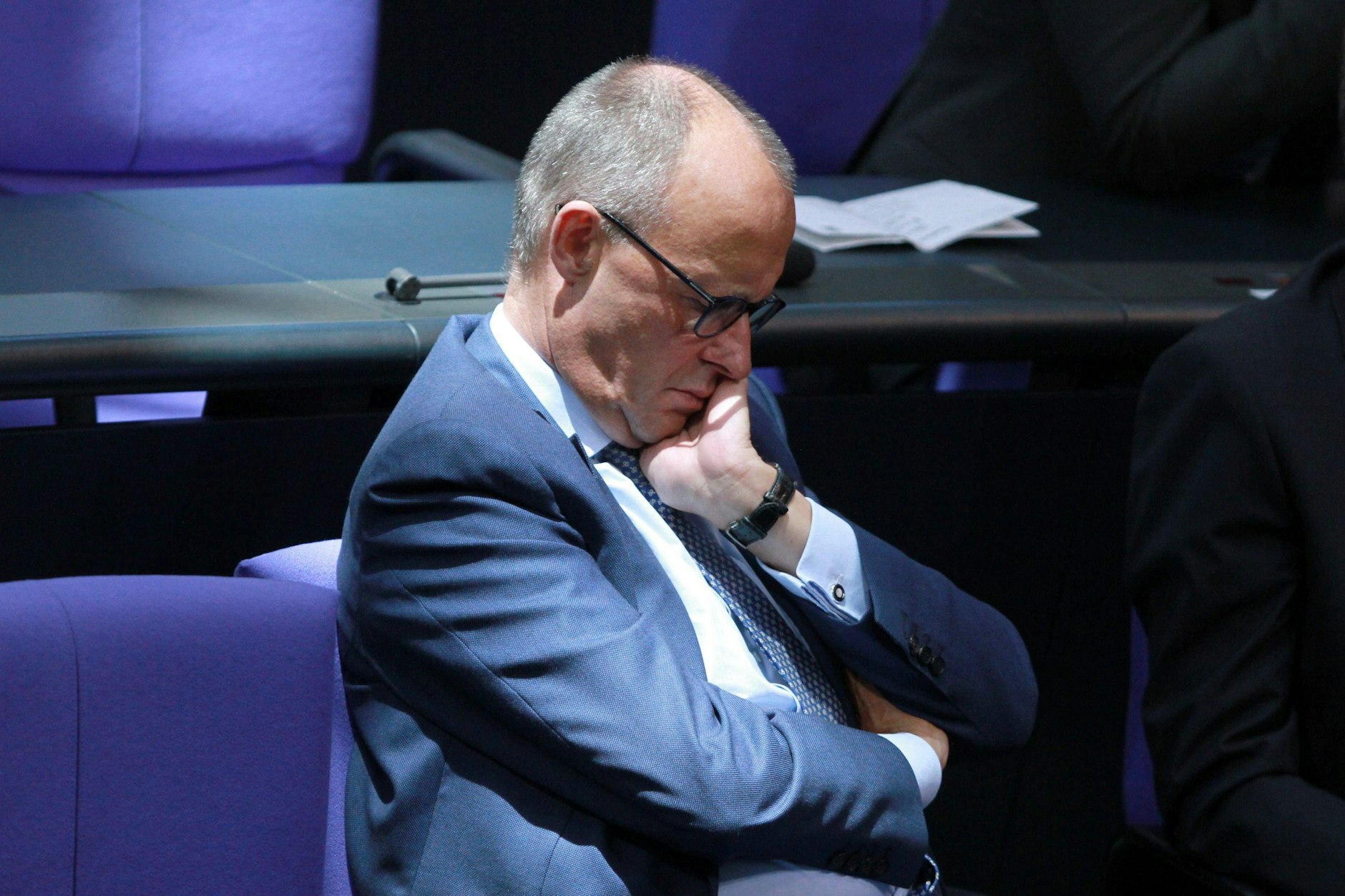 Macht auf dem Papier. Erschöpfung im Blick: Bundeskanzler Friedrich Merz