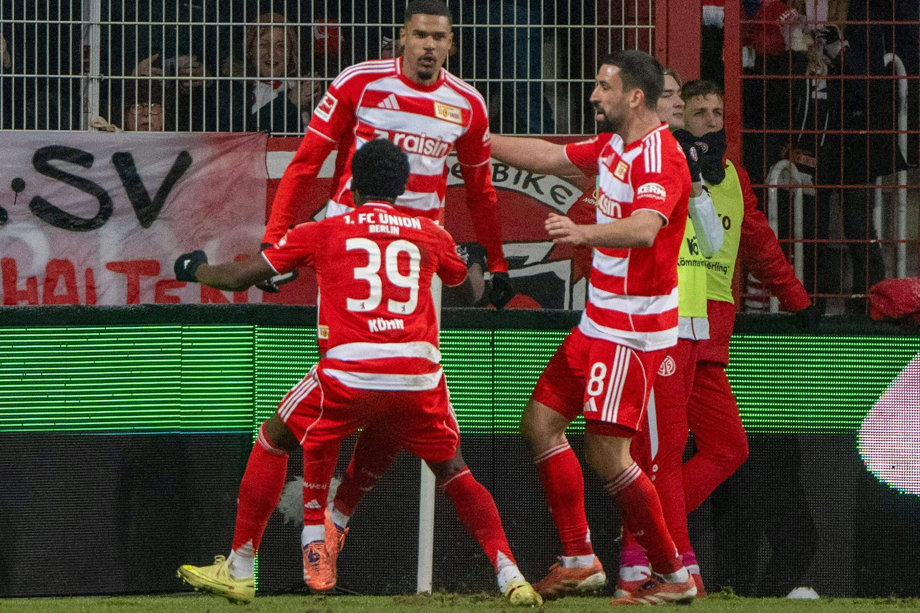 Danilho Doeki wird für seinen Kopfball gegen Mainz von den Union-Kollegen gefeiert.