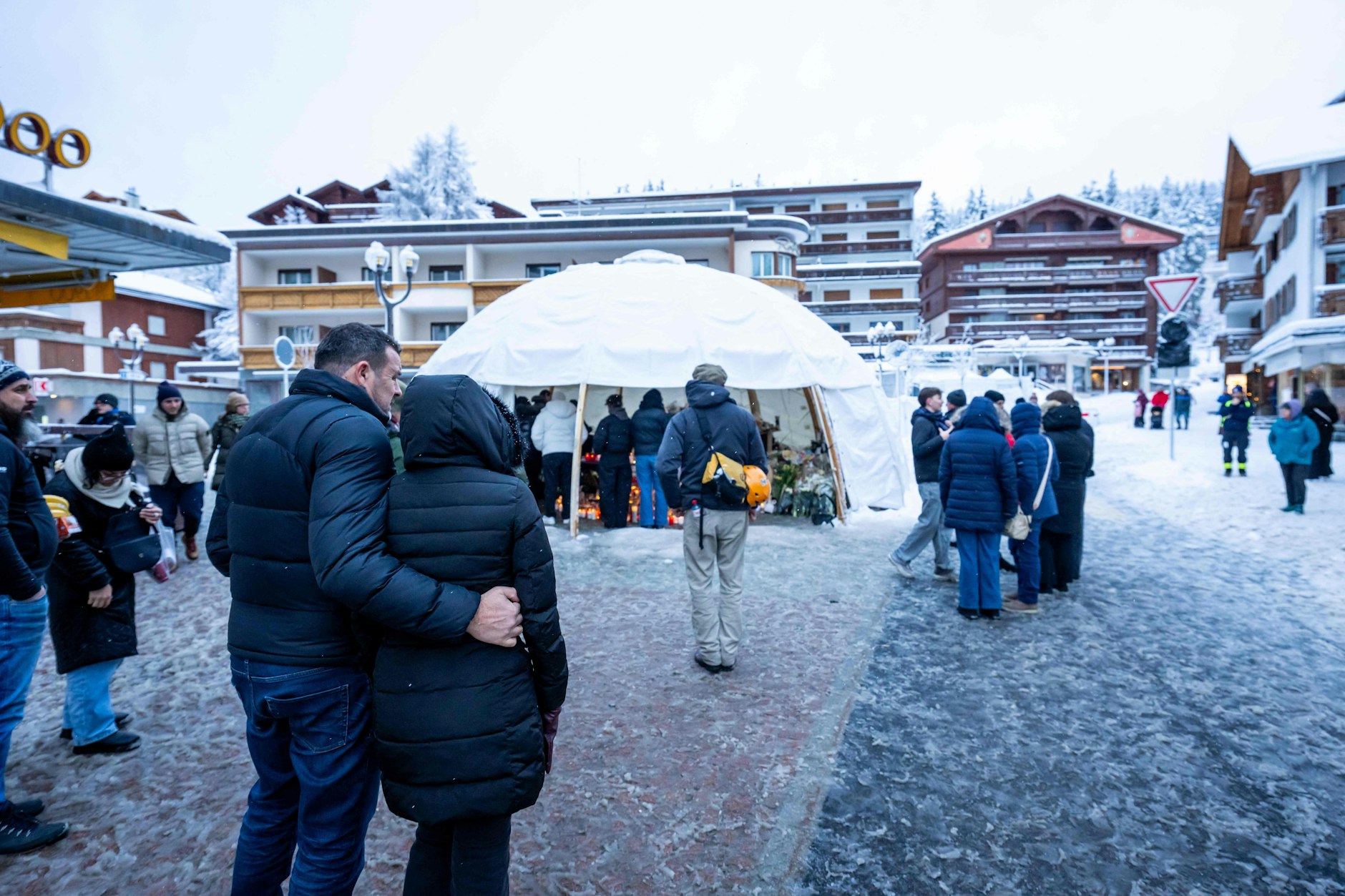 Vor der Unglücks-Bar "Le Constellation" legen Trauernde Blumen ab und stellen Kerzen für die Opfer auf