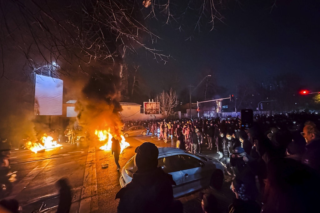 Massenproteste im Iran gehen weiter: Feuer, Festnahmen und Todesfälle?