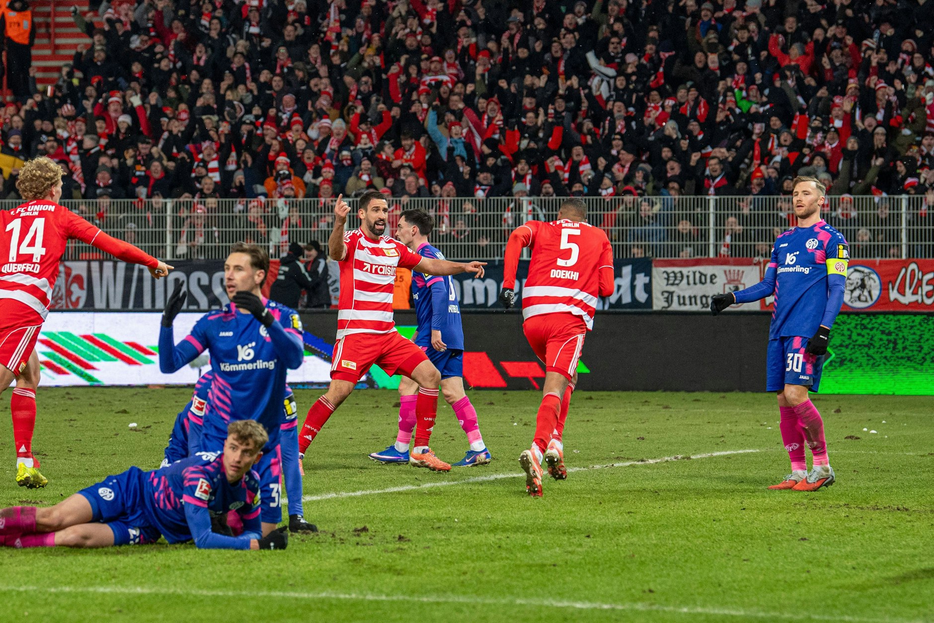 Immer wieder Doekhi (M.): Der Verteidiger trifft zum 2:2 und rettet Union mit seinem fünften Saisontor einen Punkt gegen Mainz.