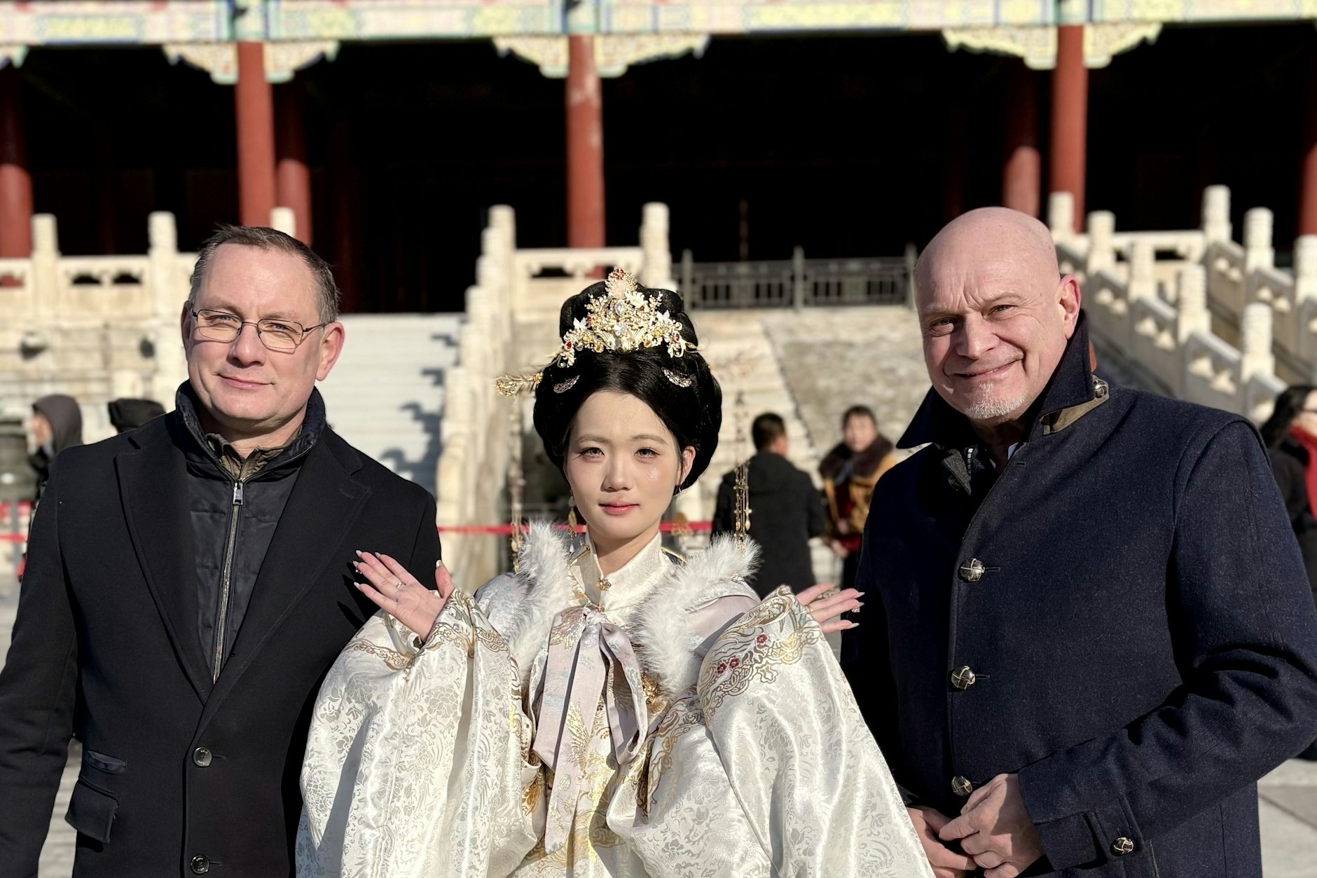 Tino Chrupalla (l.) und Enrico Komning mit einer Besucherin in der Verbotenen Stadt in Peking.