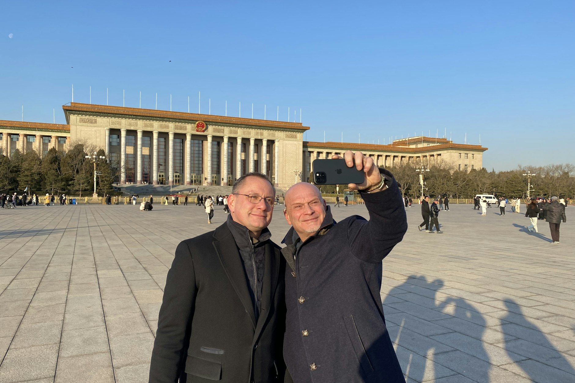 Tino Chrupalla und Enrico Komning machen am Platz des Himmlischen Friedens in Peking ein Selfie.