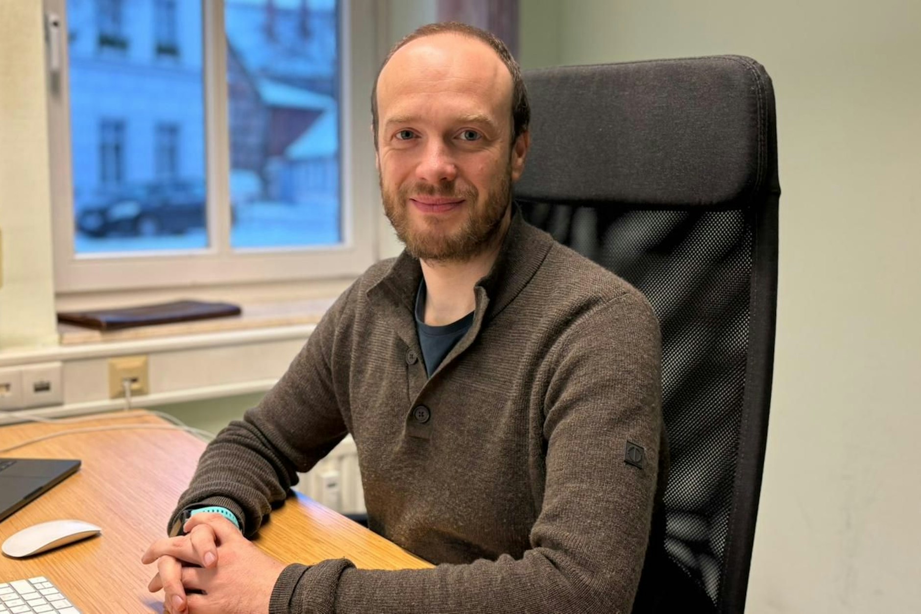 Jan Christlieb ist von Berlin nach Wittenberge gezogen und fühlt sich in der Kleinstadt an der Elbe wohl. Hier sitzt er an seinem Arbeitsplatz im Community-Büro am Steintor.