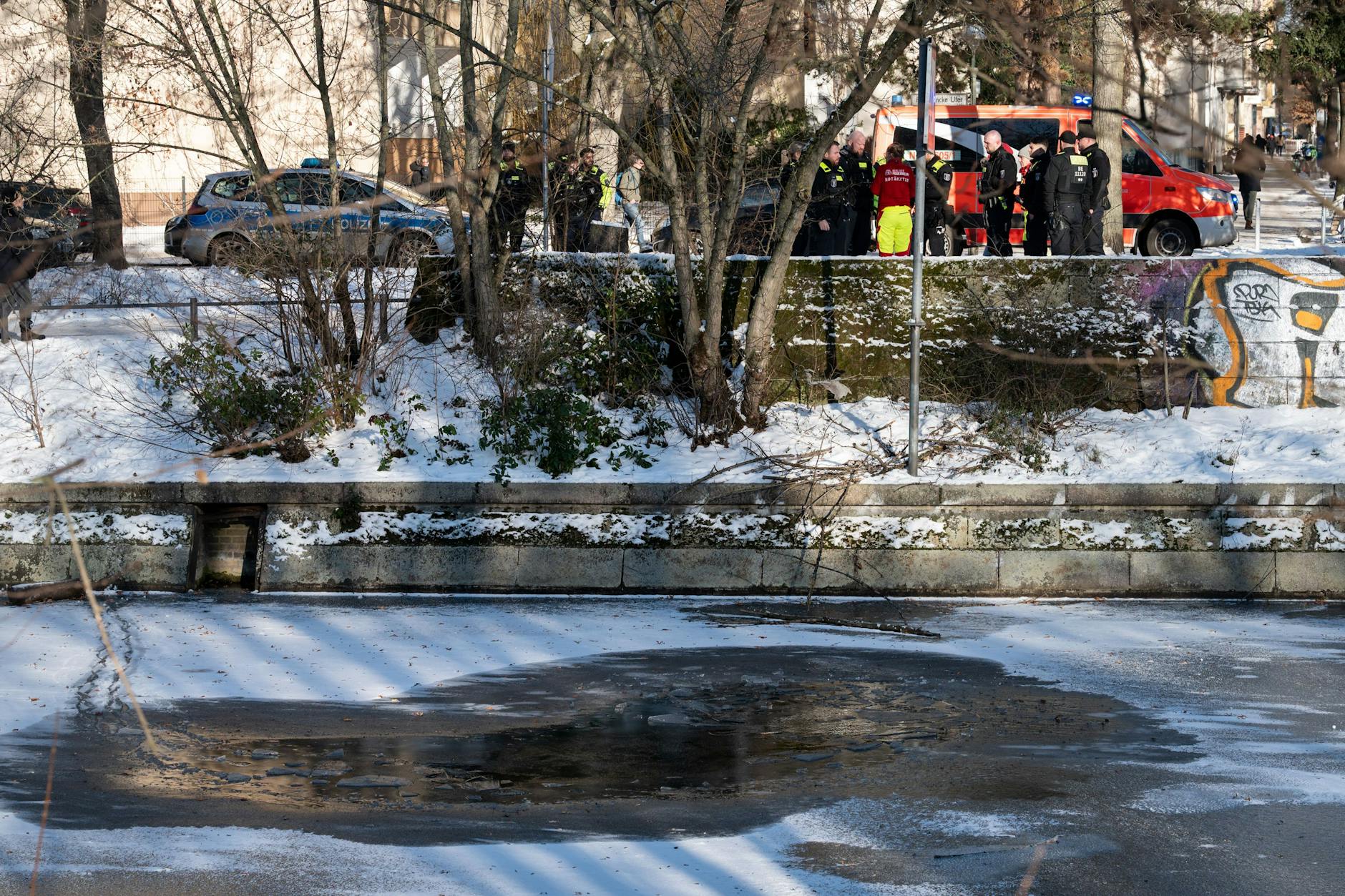 Einbruchstelle auf dem Landwehrkanal nicht weit vom „Dreiländereck, an das Kreuzberg, Neukölln und Treptow grenzen
