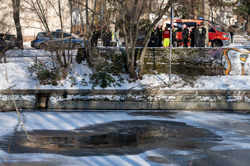 Ein Mann bricht auf dem Landwehrkanal durch die Eisdecke – unsere Autorin ist Augenzeugin
