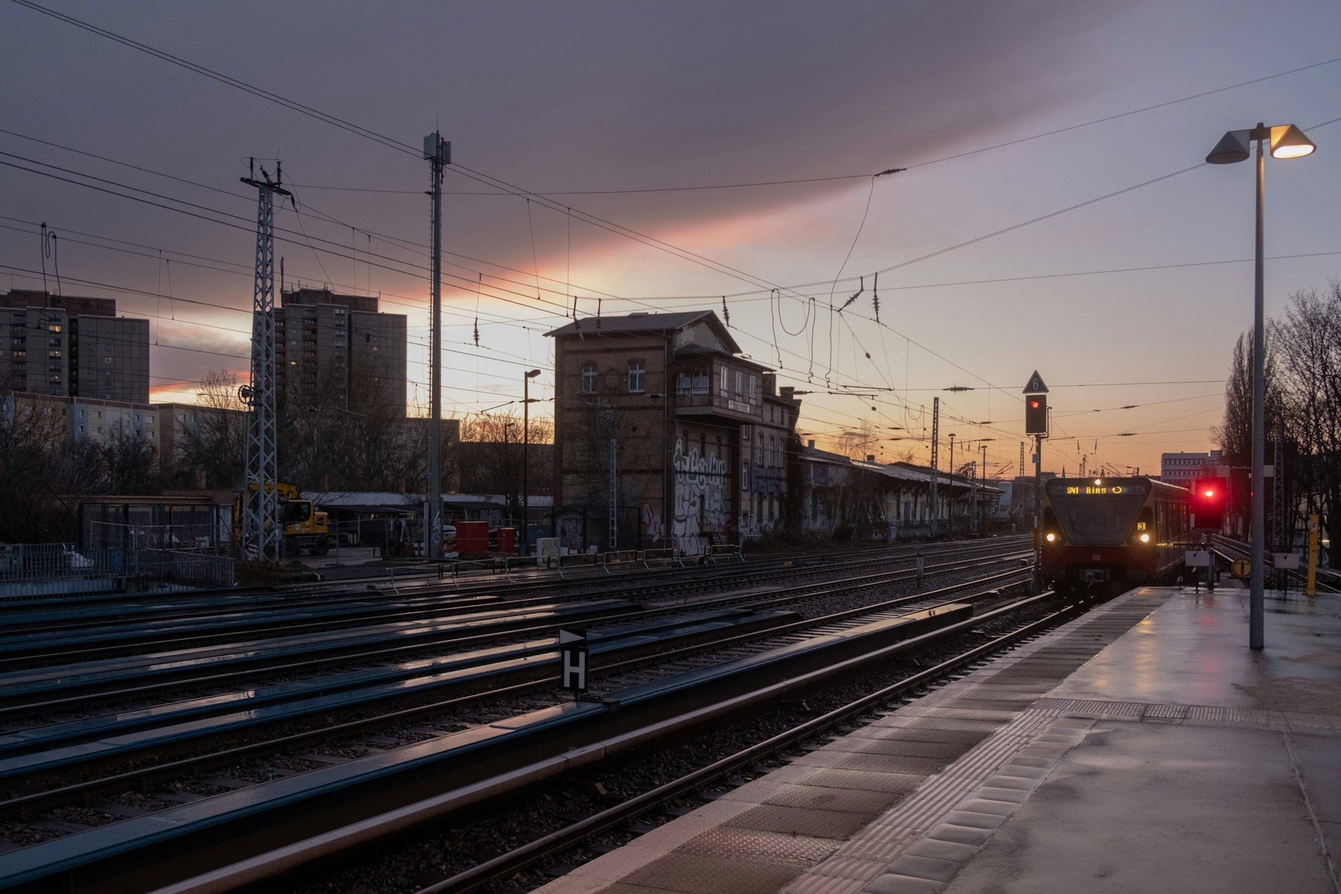 Wegen Bauarbeiten kommt es am Montagabend bei der Ringbahn zu Pendelverkehr am S-Bahnhof Greifswalder Straße.