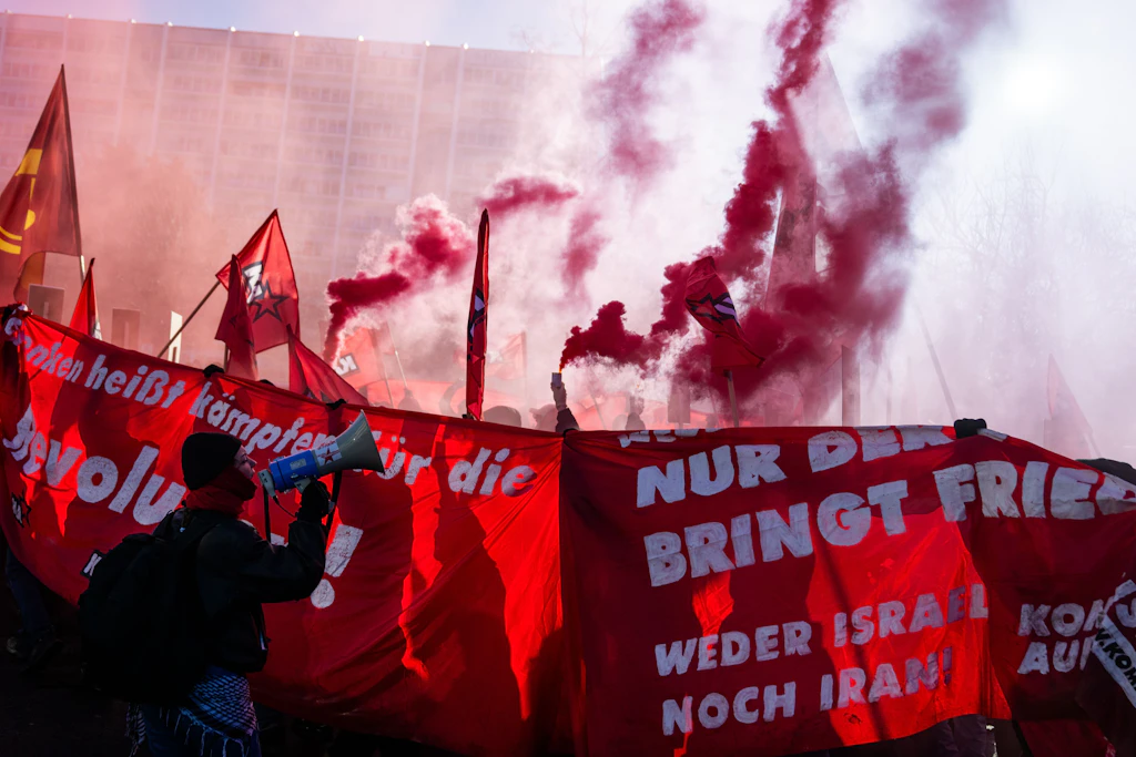Tausende gedenken Luxemburgs und Liebknechts – Linken-Chefs legen Blumen nieder