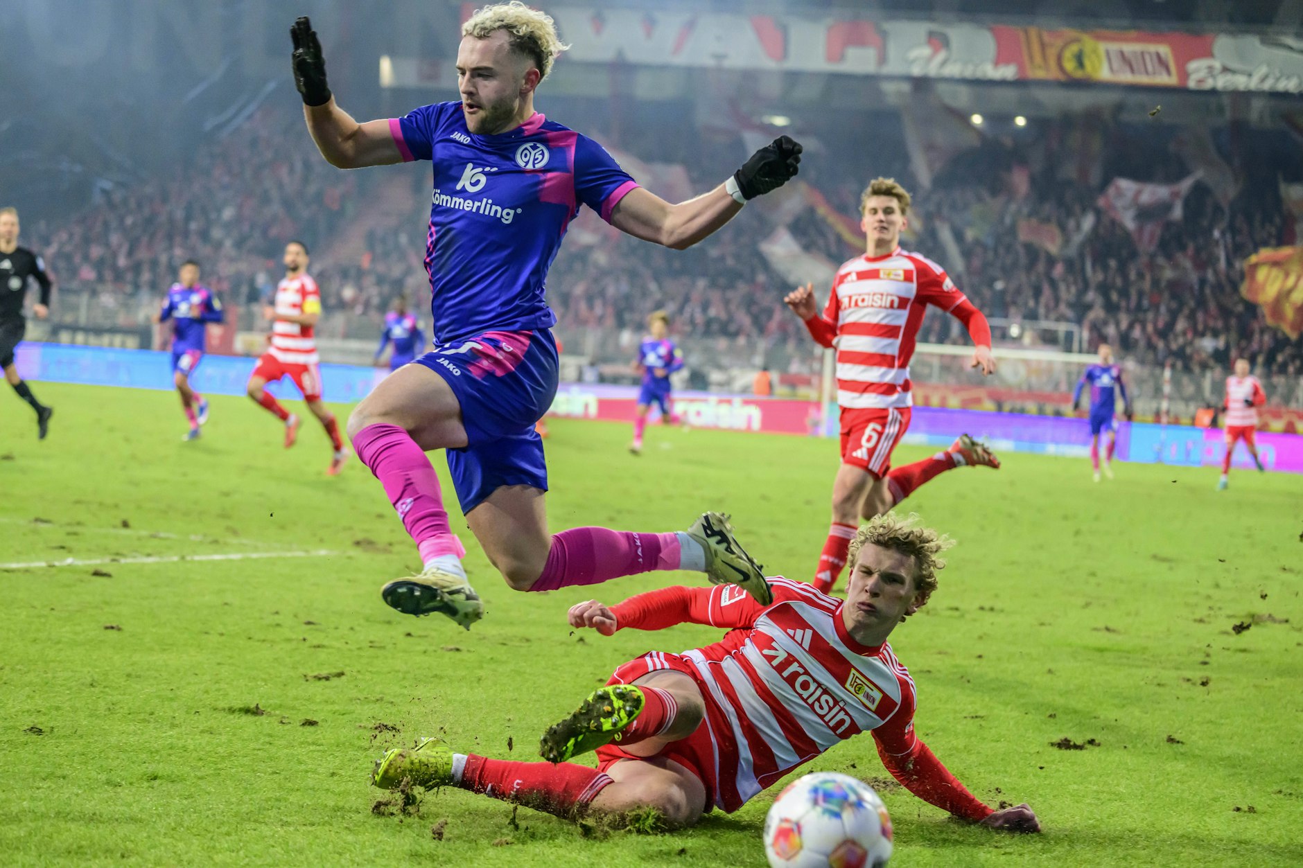 Union-Abwehrchef Leopold Querfeld stoppt Ex-Kollege Benedict Hollerbach mit einer beherzten Grätsche.