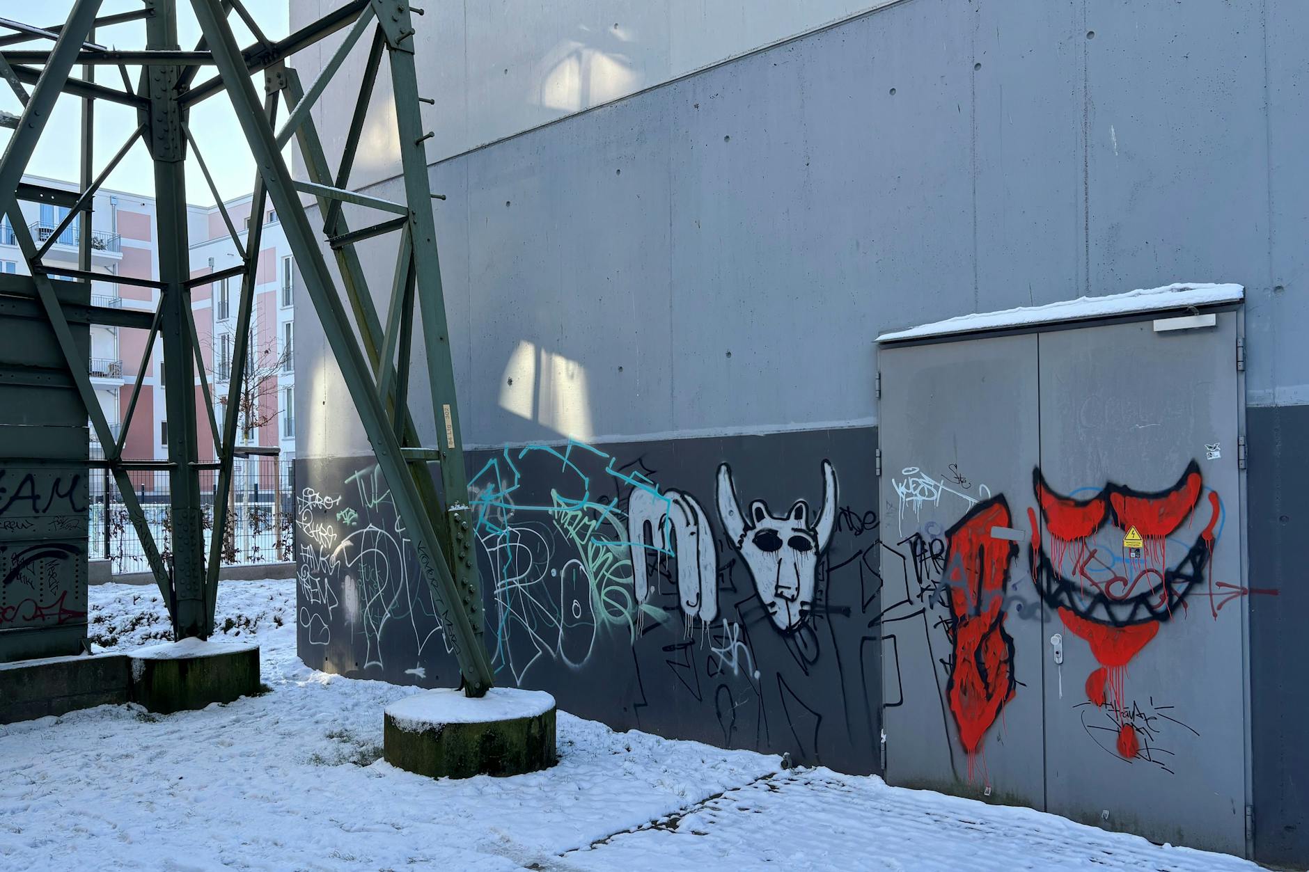 „Kunstfreiheit“: Graffiti-Sprüher markieren das Berliner Hochspannungsnetz.