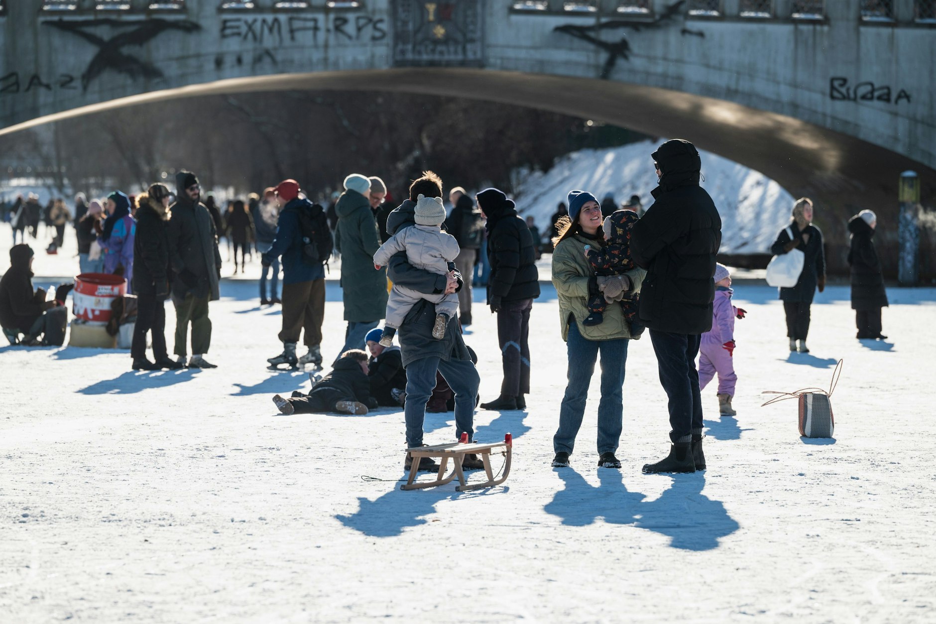 Menschen auf dem Eis des Landwehrkanals am „Dreiländereck“