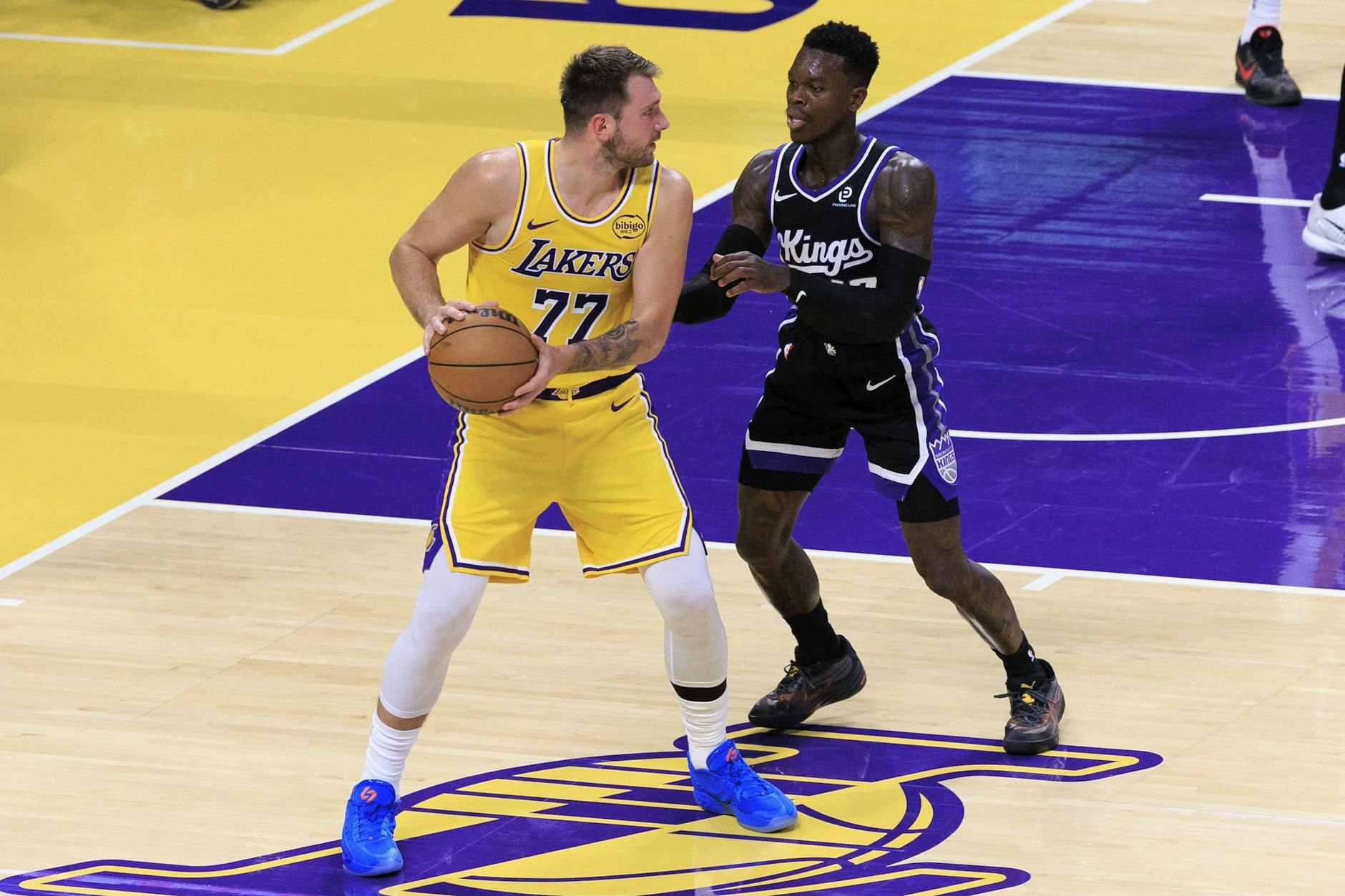 Kings-Star Dennis Schröder und Luka Doncic von den Los Angeles Lakers lieferten sich zuletzt auf dem Platz ein Wortgefecht. Danach sollte es auf dem Parkplatz zu einer Prügelei kommen.