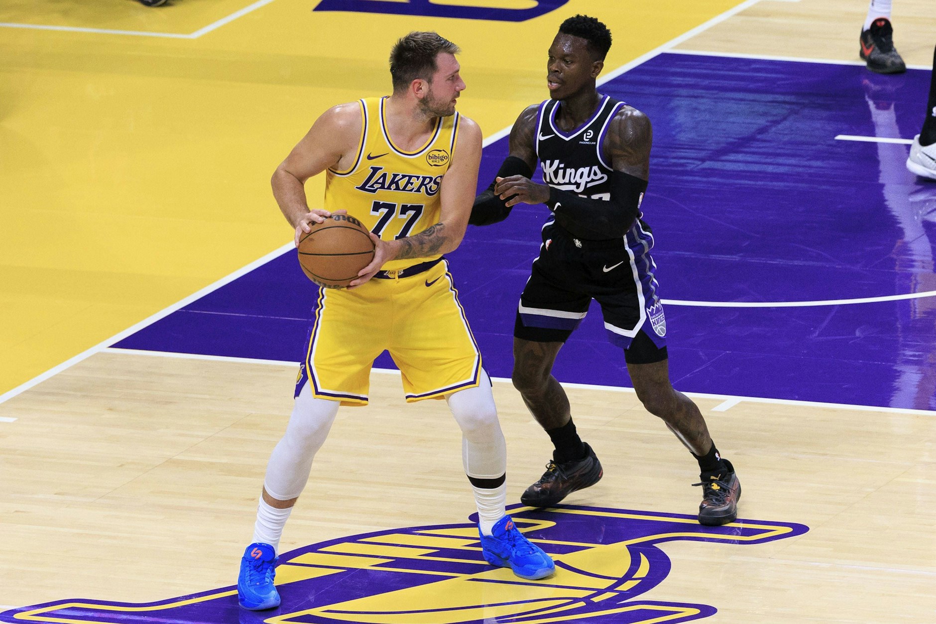 Kings-Star Dennis Schröder und Luka Doncic von den Los Angeles Lakers lieferten sich zuletzt auf dem Platz ein Wortgefecht. Danach sollte es auf dem Parkplatz zu einer Prügelei kommen.